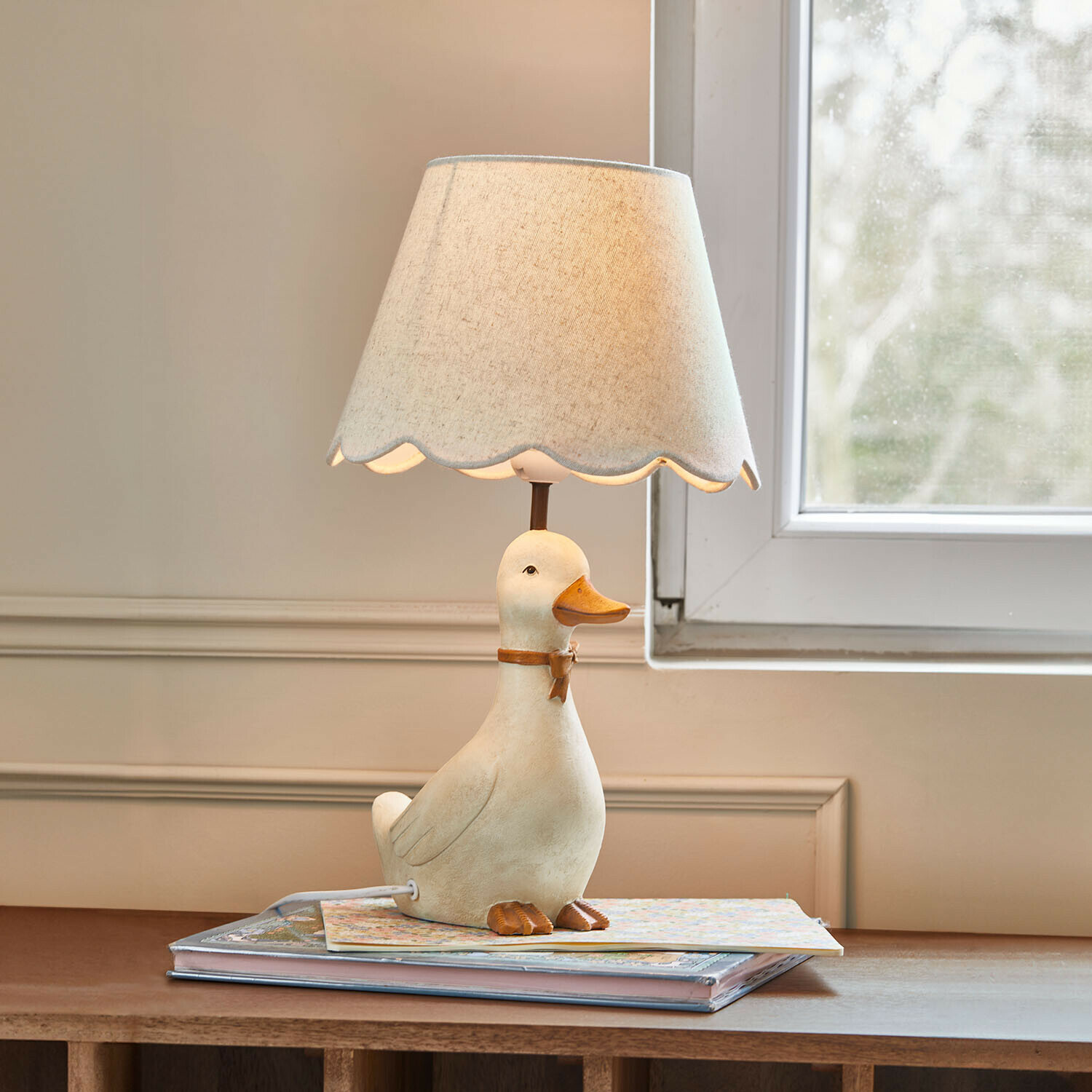Dětská stolní lampa Tillyboo Stolní lampa s bílou keramickou kachní základnou a béžovým stínidlem s vlnitým okrajem