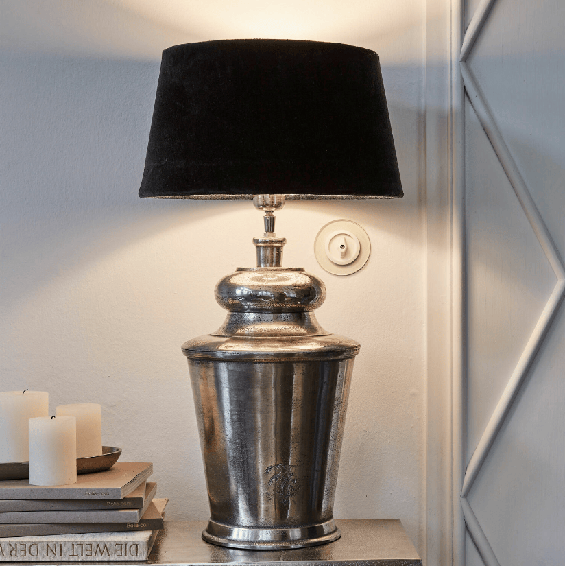 Stolní lampa s černým sametovým stínidlem a stříbrnou kovovou základnou pro interiérovou dekoraci