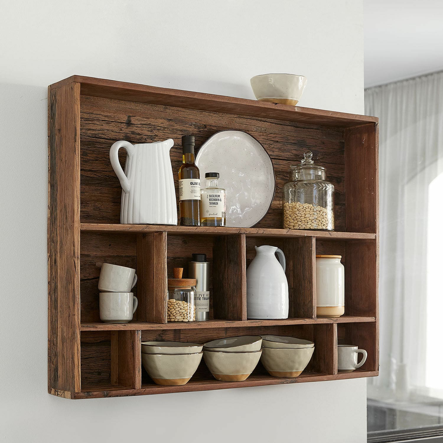 Nástěnná police Tresienne Rustikální dřevěná nástěnná police s keramikou a sklenicemi do vintage kuchyně