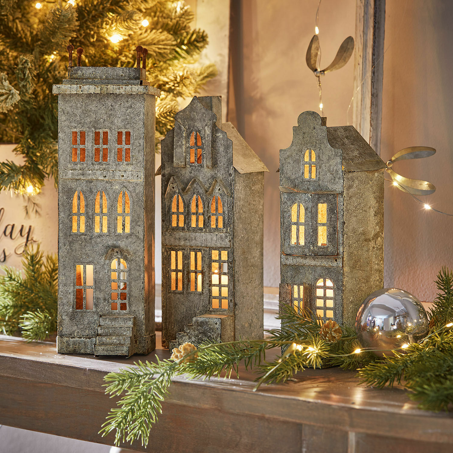 Dekorativní domečky Middlewich Dekorativní kovové lucerny ve tvaru domků šedé barvy s teplým světlem, vánoční dekorace