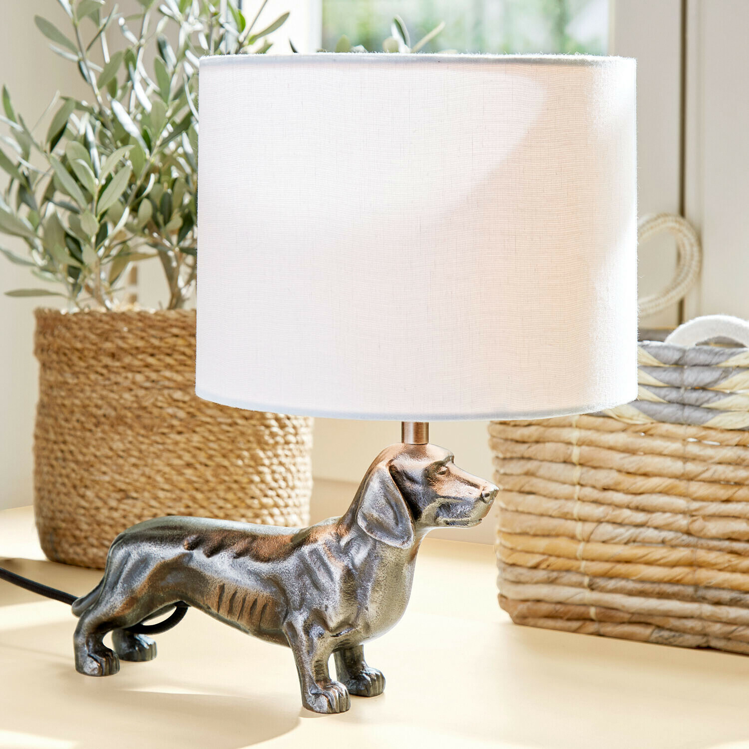 Stolní lampa Wendrel Stolní lampa s bílým stínidlem a kovovým podstavcem ve tvaru jezevčíka, interiérová dekorace