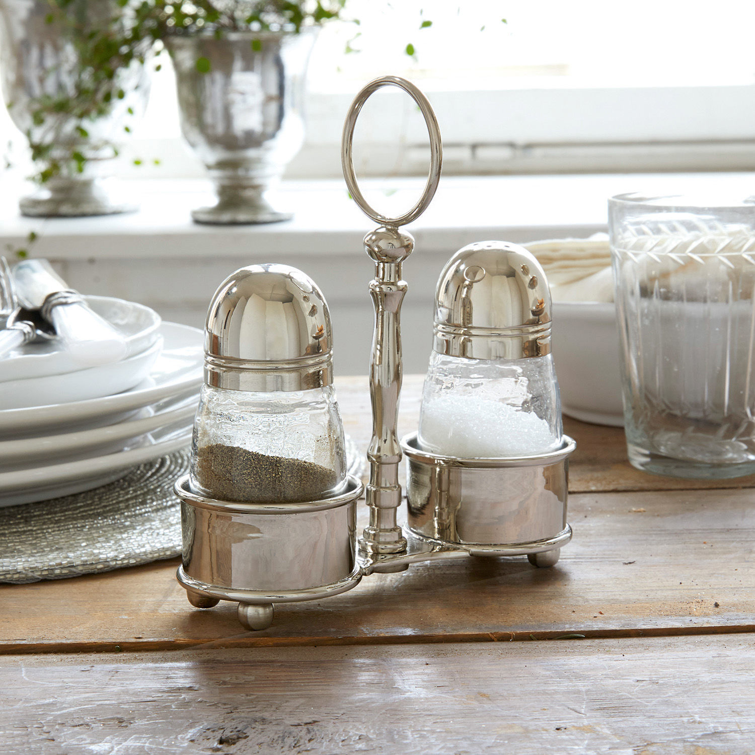 Menáž Beaune Sada solničky a pepřenky ze skla a stříbrného kovu na dřevěném stole v jídelně