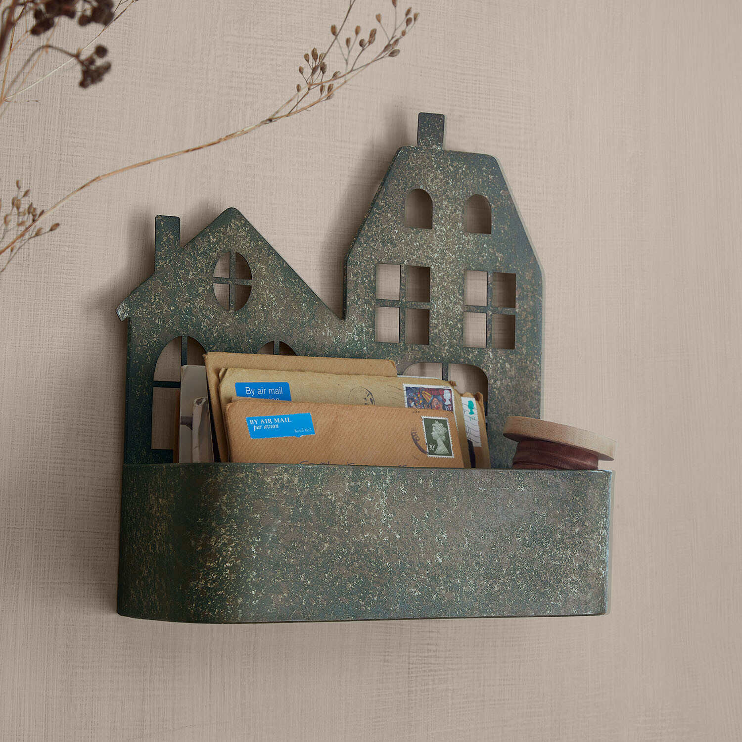 Nástěnný organizér Barnabies Zelená kovová nástěnná schránka na dopisy ve tvaru domů s prostorem na poštu a dekorace