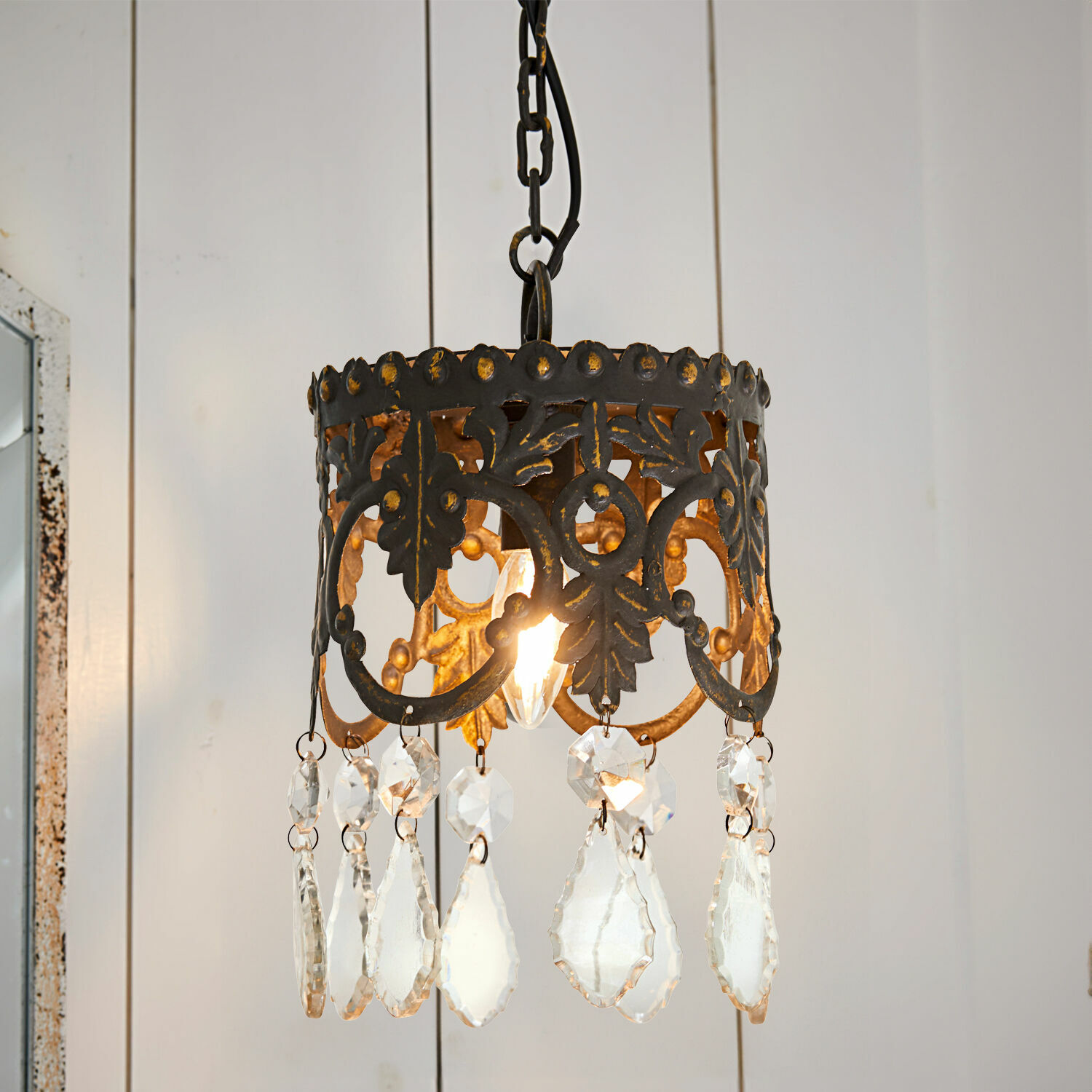 Závěsné svítidlo Mitry Závěsná lampa z černého a zlatého kovu s křišťálovými přívěsky, dekorativní stropní svítidlo