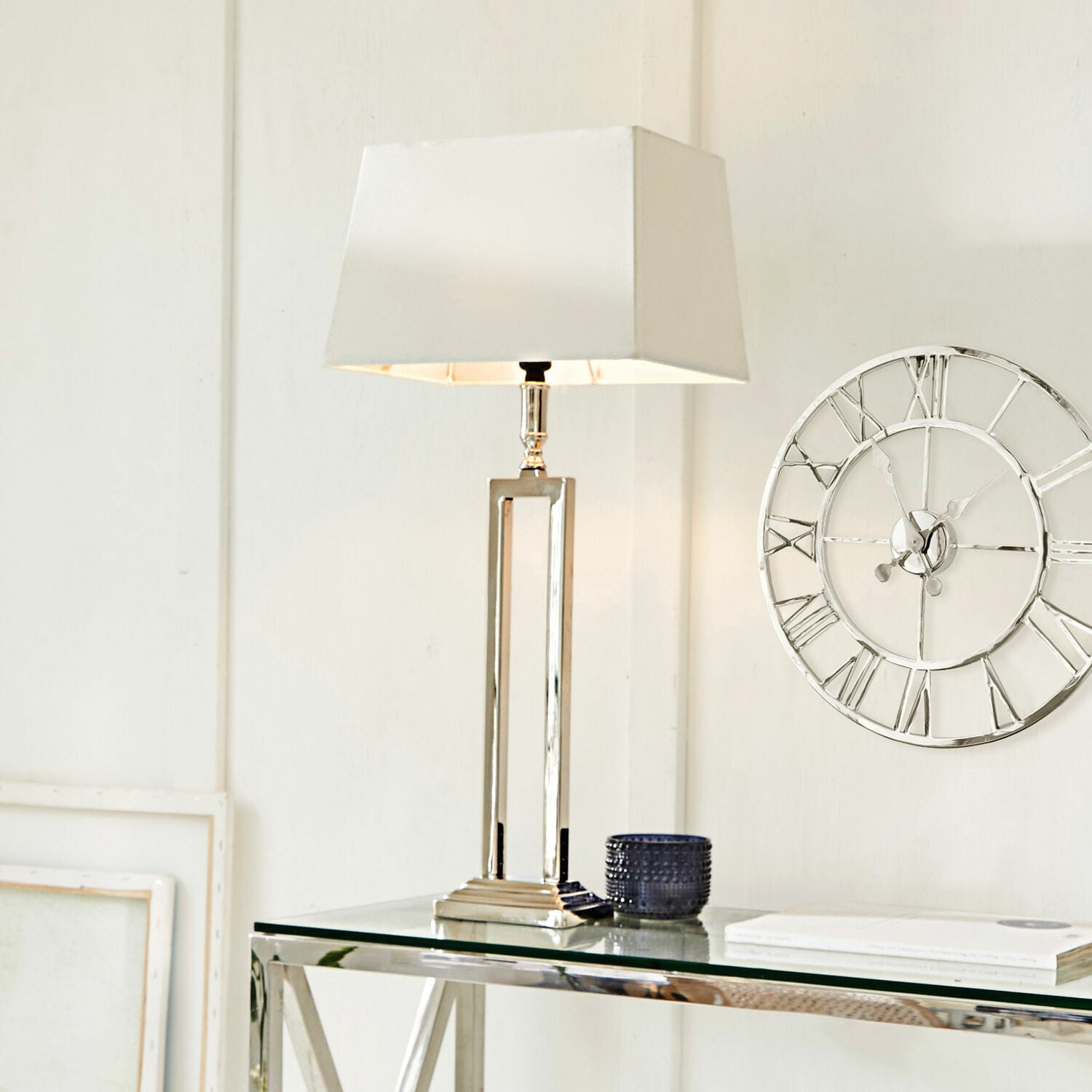 Stolní lampa Kinshaa Moderní stolní lampa s kovovým podstavcem a bílým stínidlem na skleněném stole