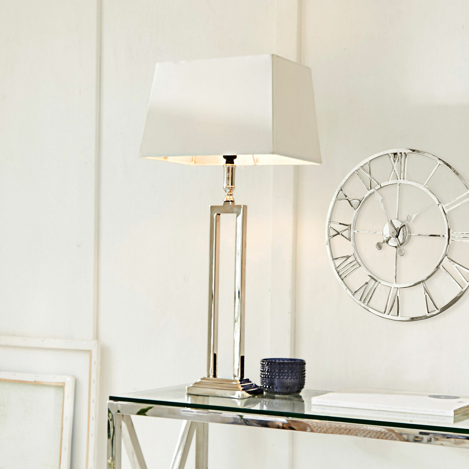 Stolní lampa Kinshaa Moderní stolní lampa s kovovým podstavcem a bílým stínidlem na skleněném stole
