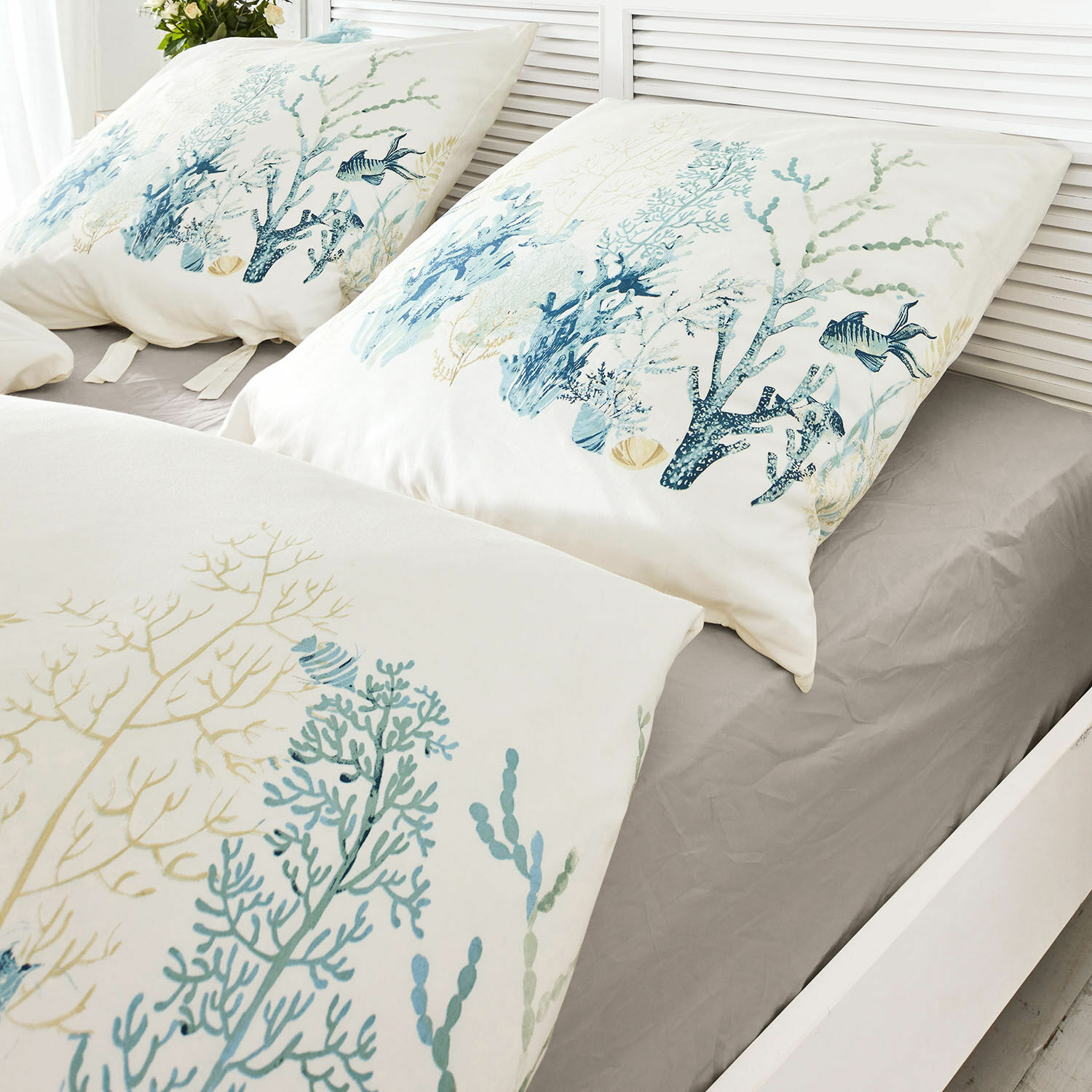 Povlečení Grosmagny Bavlněné povlečení s mořskými motivy v modrých a béžových odstínech na šedé prostěradlo