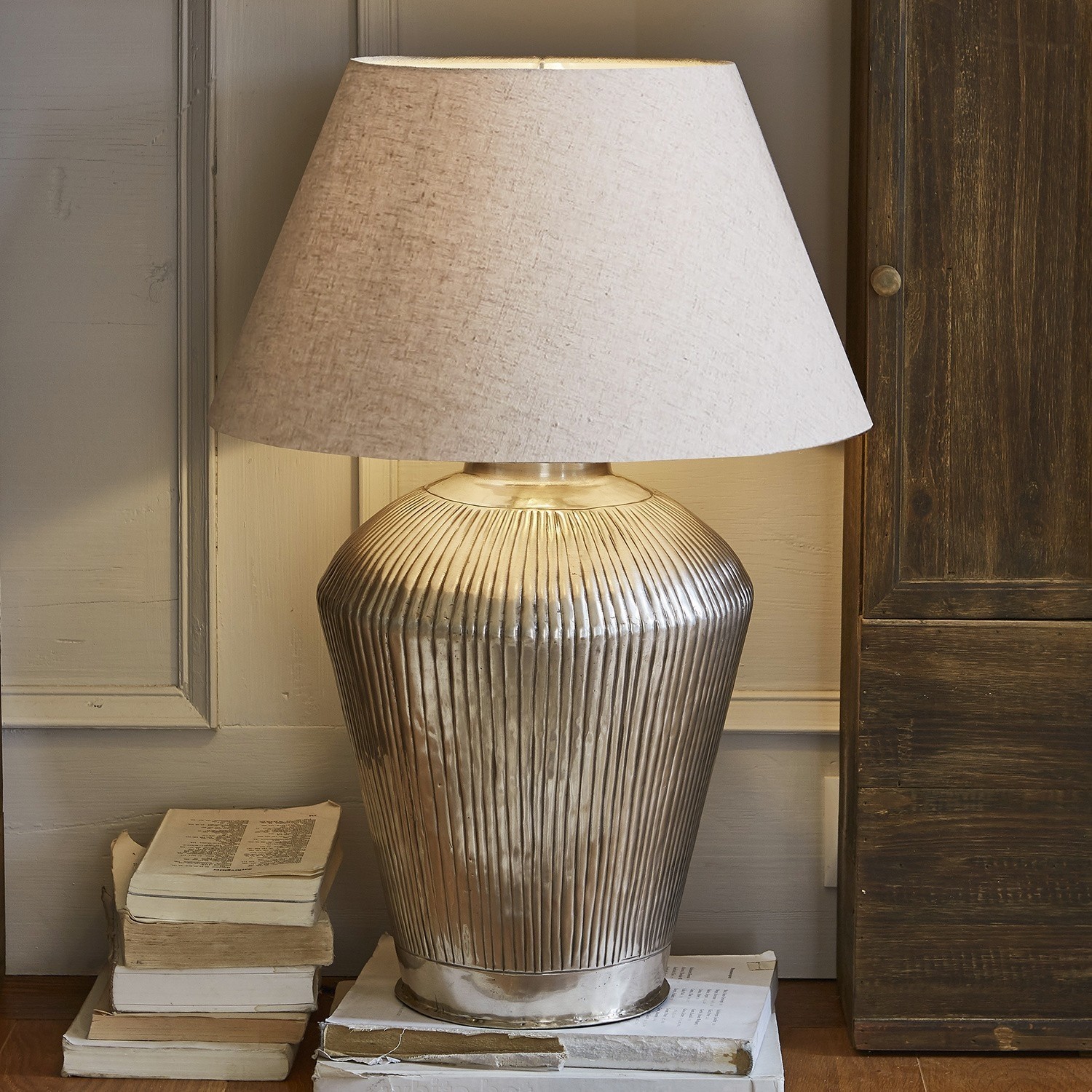Stolní lampa Caulières Stolní lampa s žebrovanou kovovou základnou a béžovým stínidlem, interiérové osvětlení