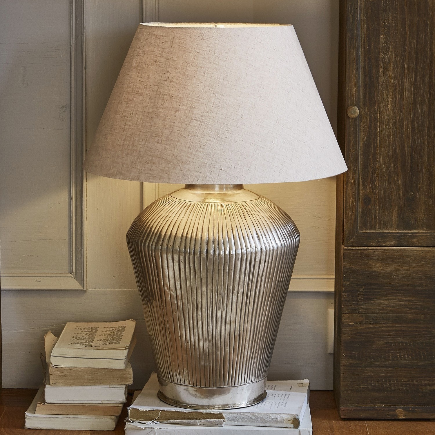 Stolní lampa Caulières Stolní lampa s žebrovanou kovovou základnou a béžovým stínidlem, interiérové osvětlení