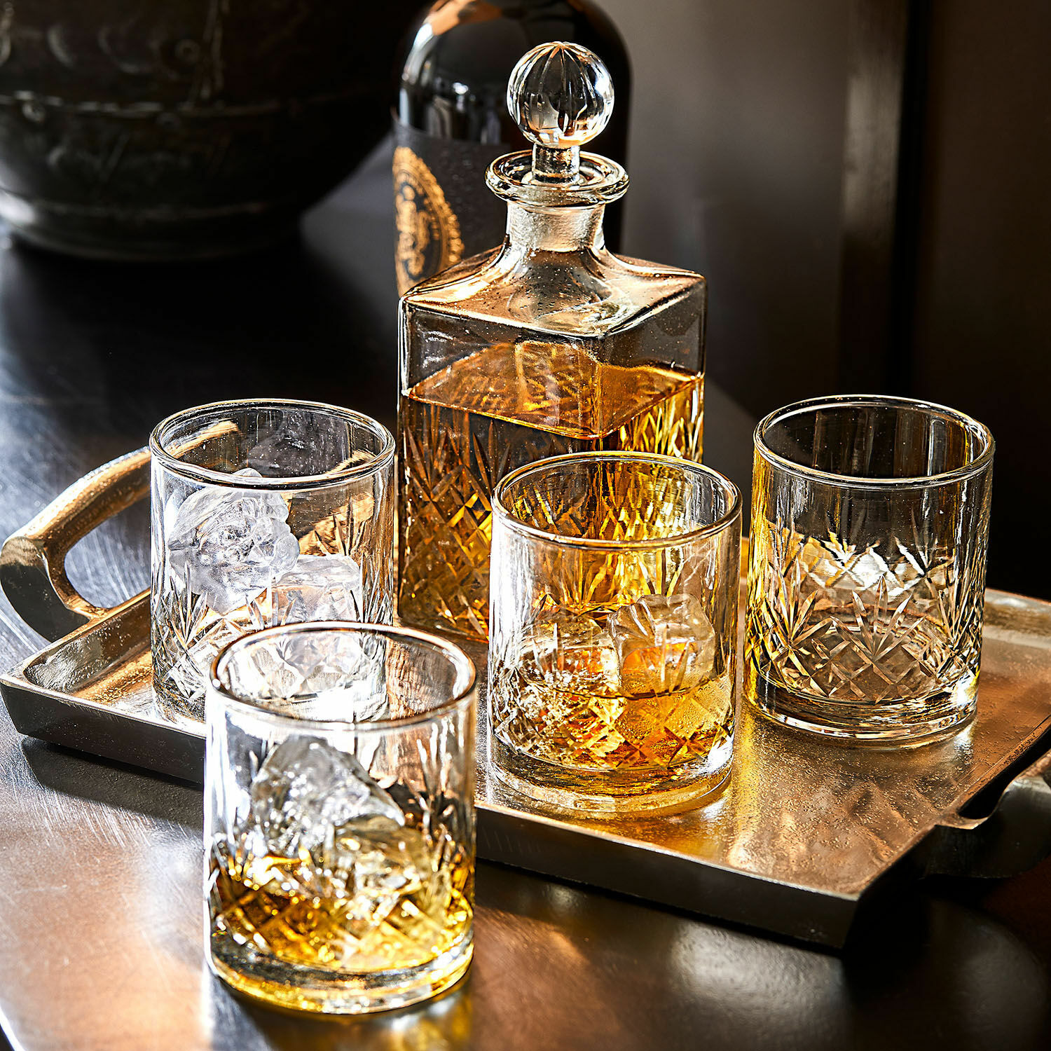 Karafa se sklenicemi, 4dílná sada Kerrington Sada sklenic na whisky s karafou a čtyřmi sklenicemi na podnosu, průhledný křišťálový design
