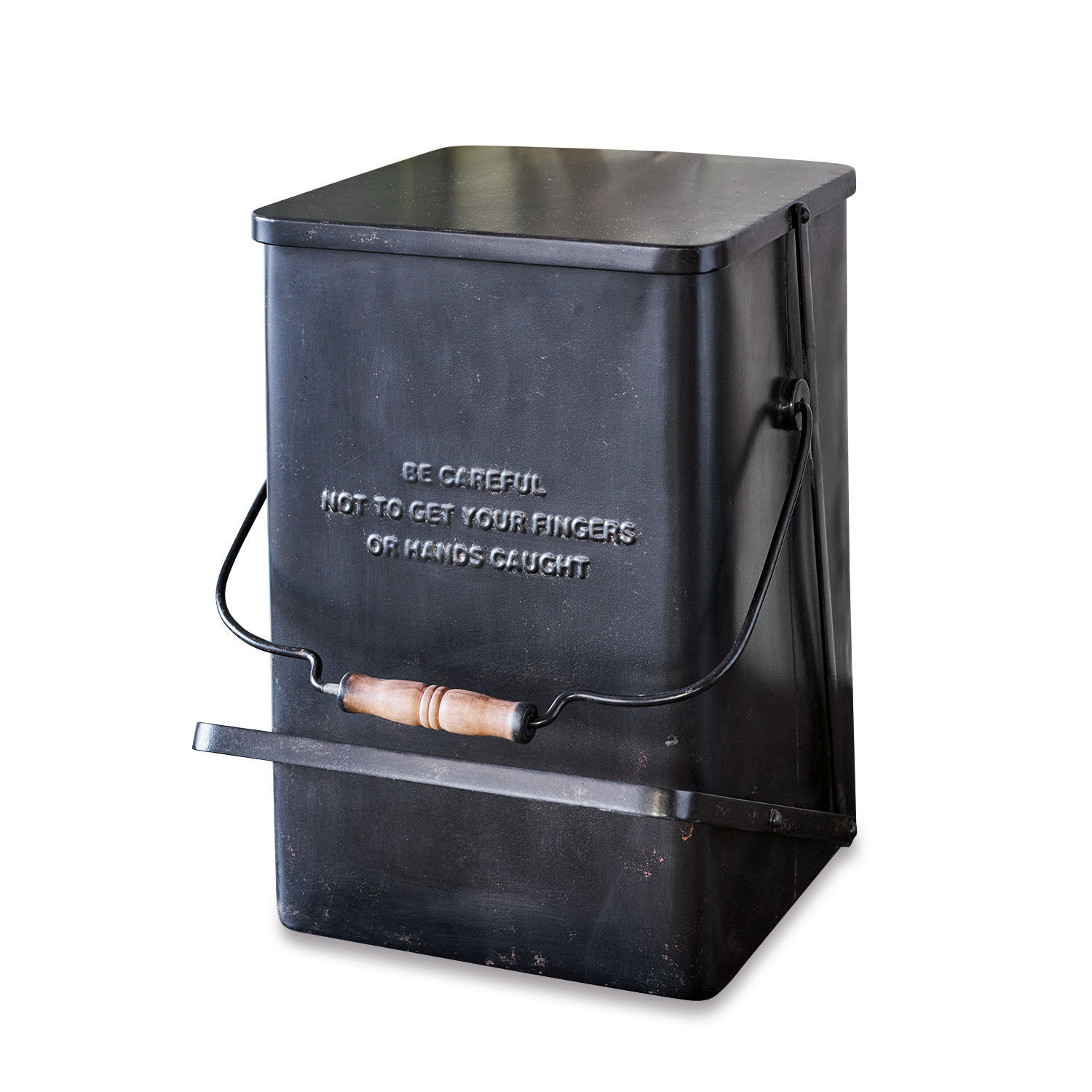 Černý kovový odpadkový koš Connoly s dřevěnou rukojetí a starožitným vzhledem