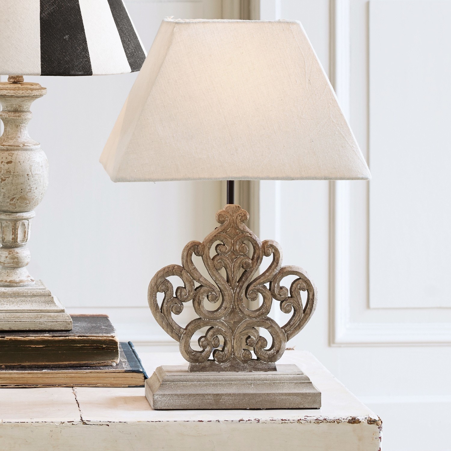 Stolní lampa Tamee Stolní lampa s béžovým stínidlem a vyřezávanou dřevěnou základnou ve vintage stylu