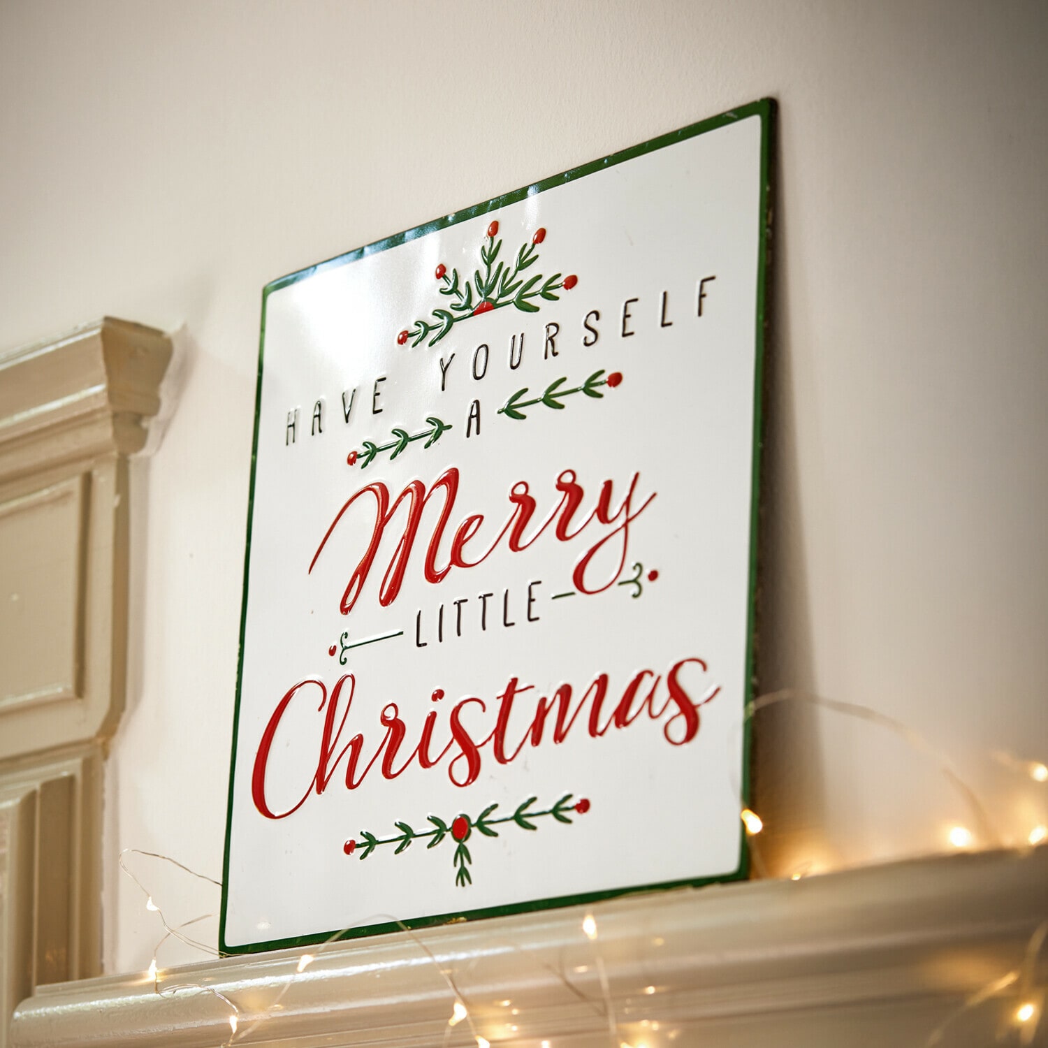 Dekorativní cedulka Merry Merry Kovová nástěnná dekorace s nápisem Merry Christmas v červené a zelené na bílém pozadí, vánoční motiv