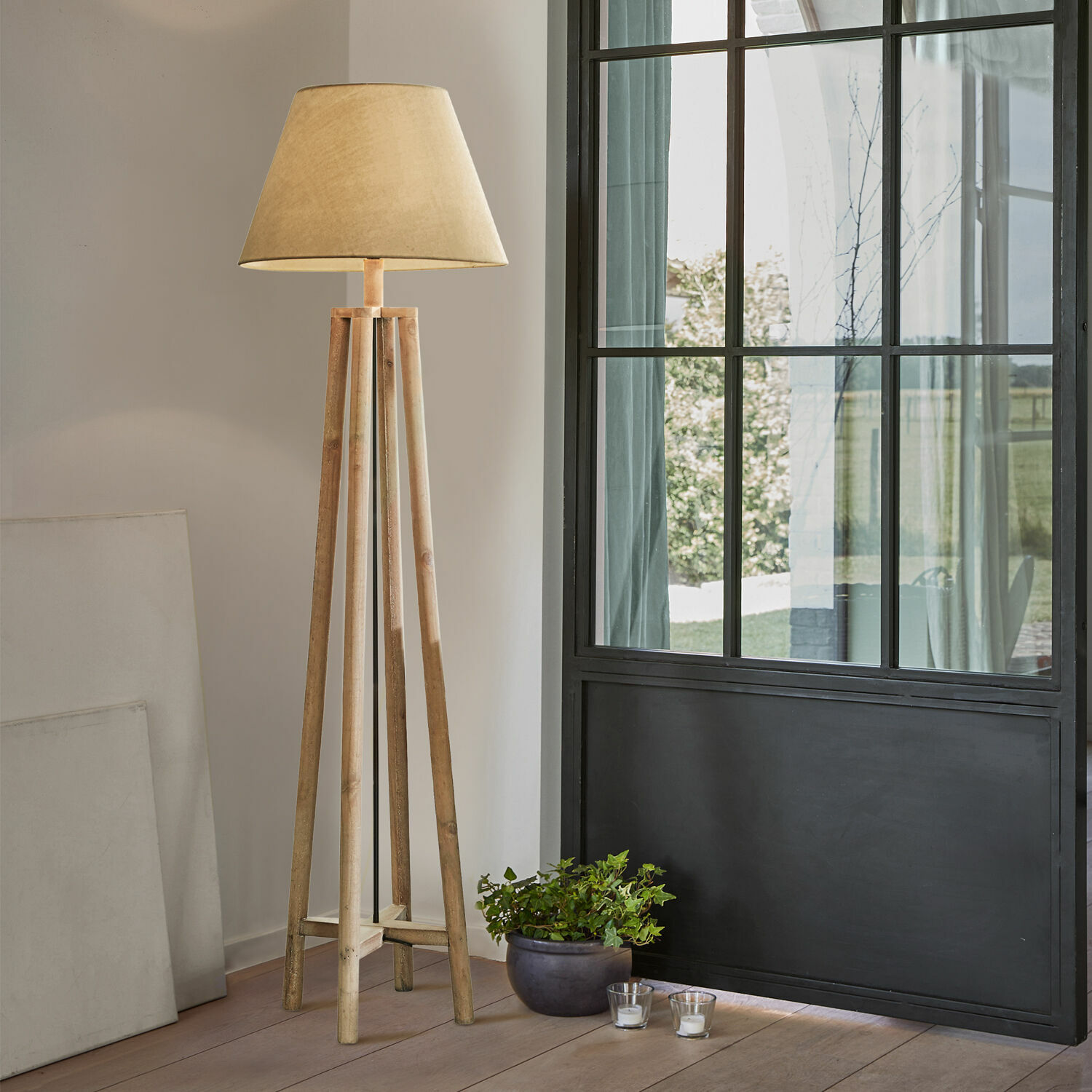 Stojací lampa Edgewood Stojací lampa ze dřeva s béžovým stínidlem v moderním světlém interiéru
