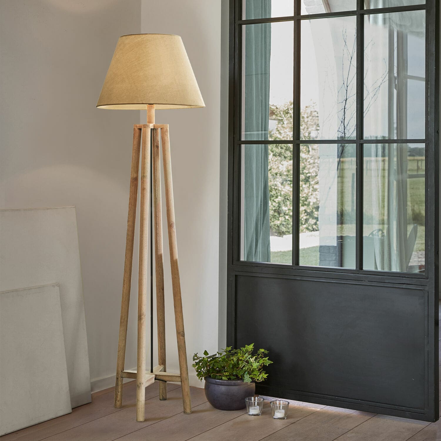 Stojací lampa Edgewood Stojací lampa ze dřeva s béžovým stínidlem v moderním světlém interiéru