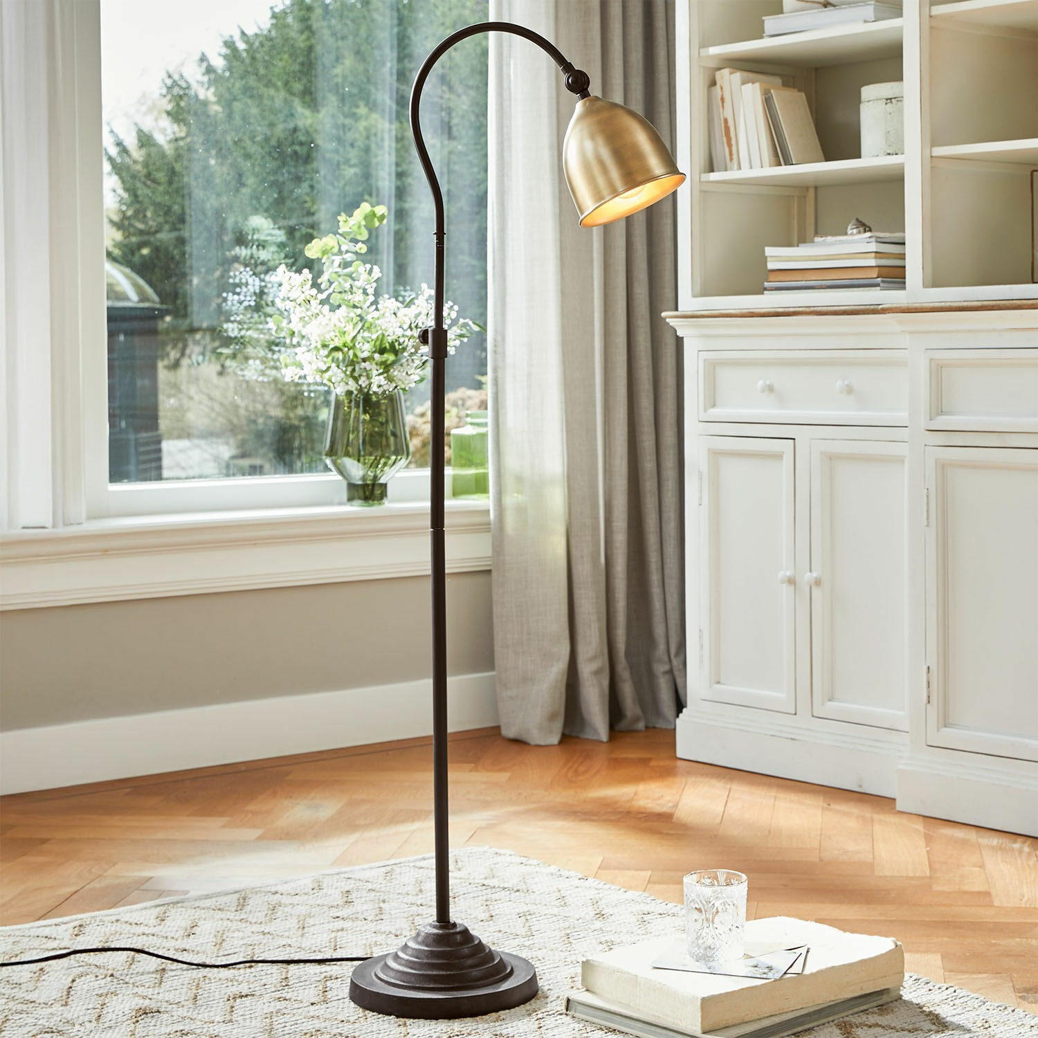 Stojací lampa Zurélac Stojací lampa z černého kovu s mosazným stínidlem, vhodná do obývacího pokoje a k čtení