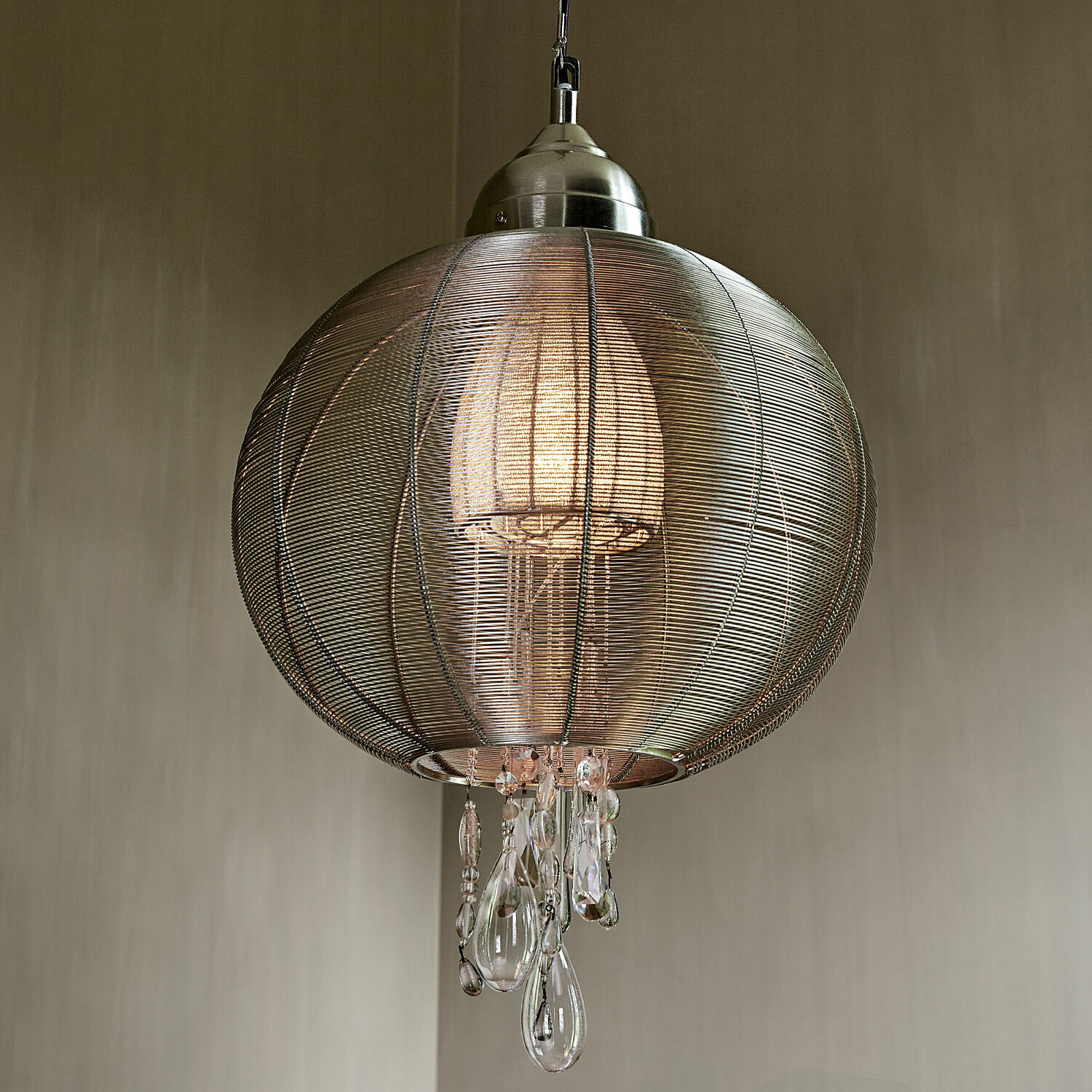 Závěsné svítidlo Sunbrook Závěsná lampa ze stříbrné kovové sítě s dekorativními krystaly a teplým světlem