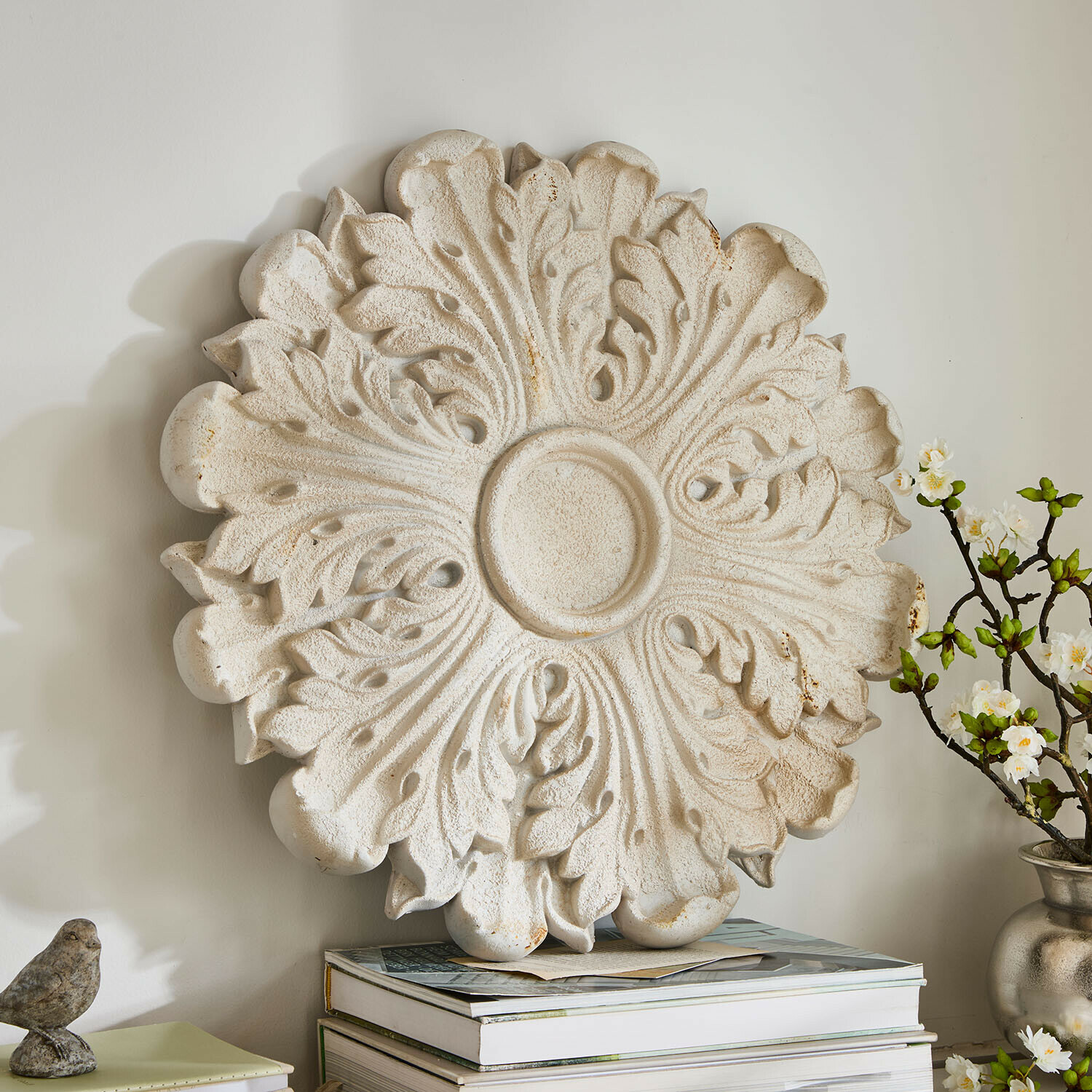Nástěnný ornament Rosavelle Bílá nástěnná rozeta z kamene s reliéfním listovým vzorem, vintage dekorace do interiéru