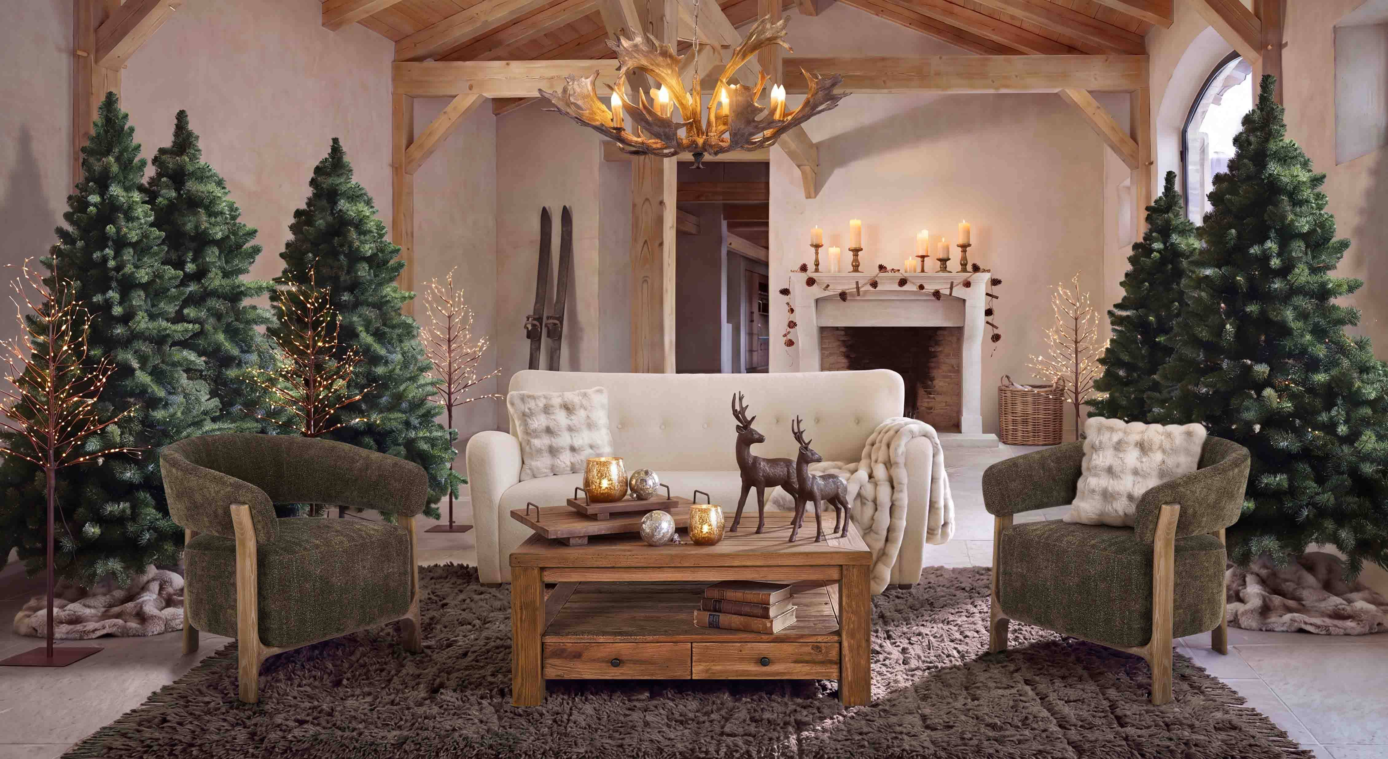 Pohodlný obývací pokoj s bílou pohovkou, zelenými křesly a rustikálním dřevěným konferenčním stolkem