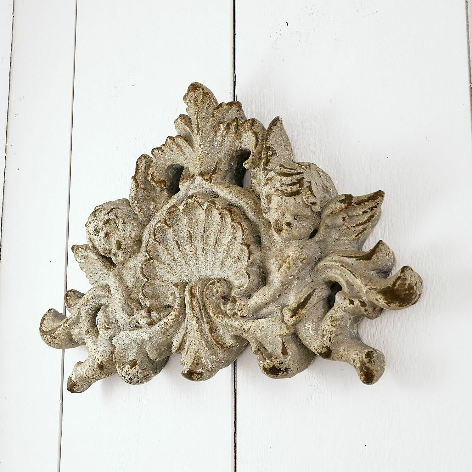 Nástěnný ornament Gordian Dekorativní socha z patinovaného béžového kamene s anděly a mušlí pro vintage interiér
