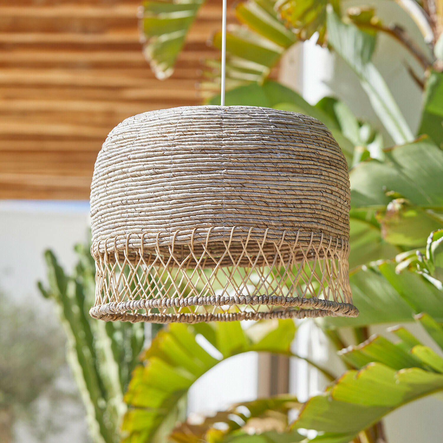 Závěsná lampa z přírodního proutí v béžové barvě, dekorativní osvětlení interiéru