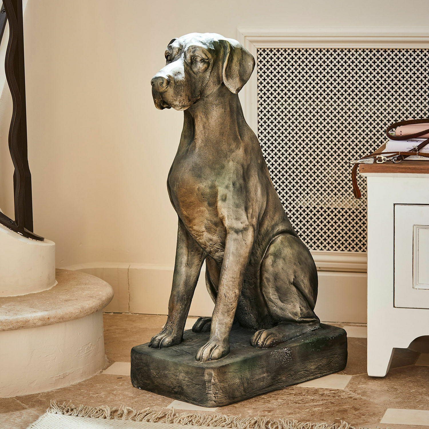 Dekorační pes Jules Socha psa z kamene v šedých a hnědých odstínech pro interiérovou dekoraci