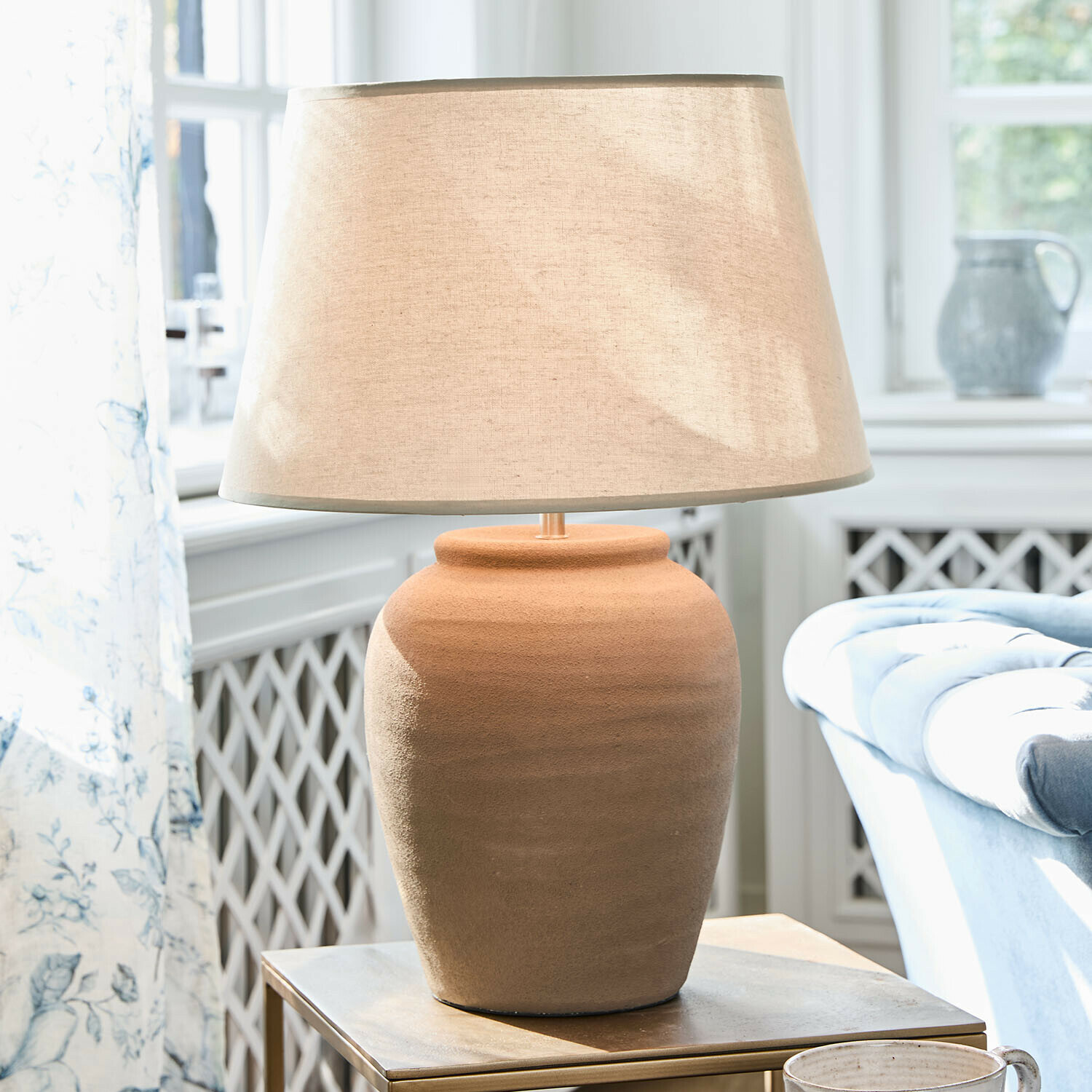 Stolní lampa Terralunas Stolní lampa z terakoty v béžové barvě s světlým stínidlem, interiérová dekorace a osvětlení