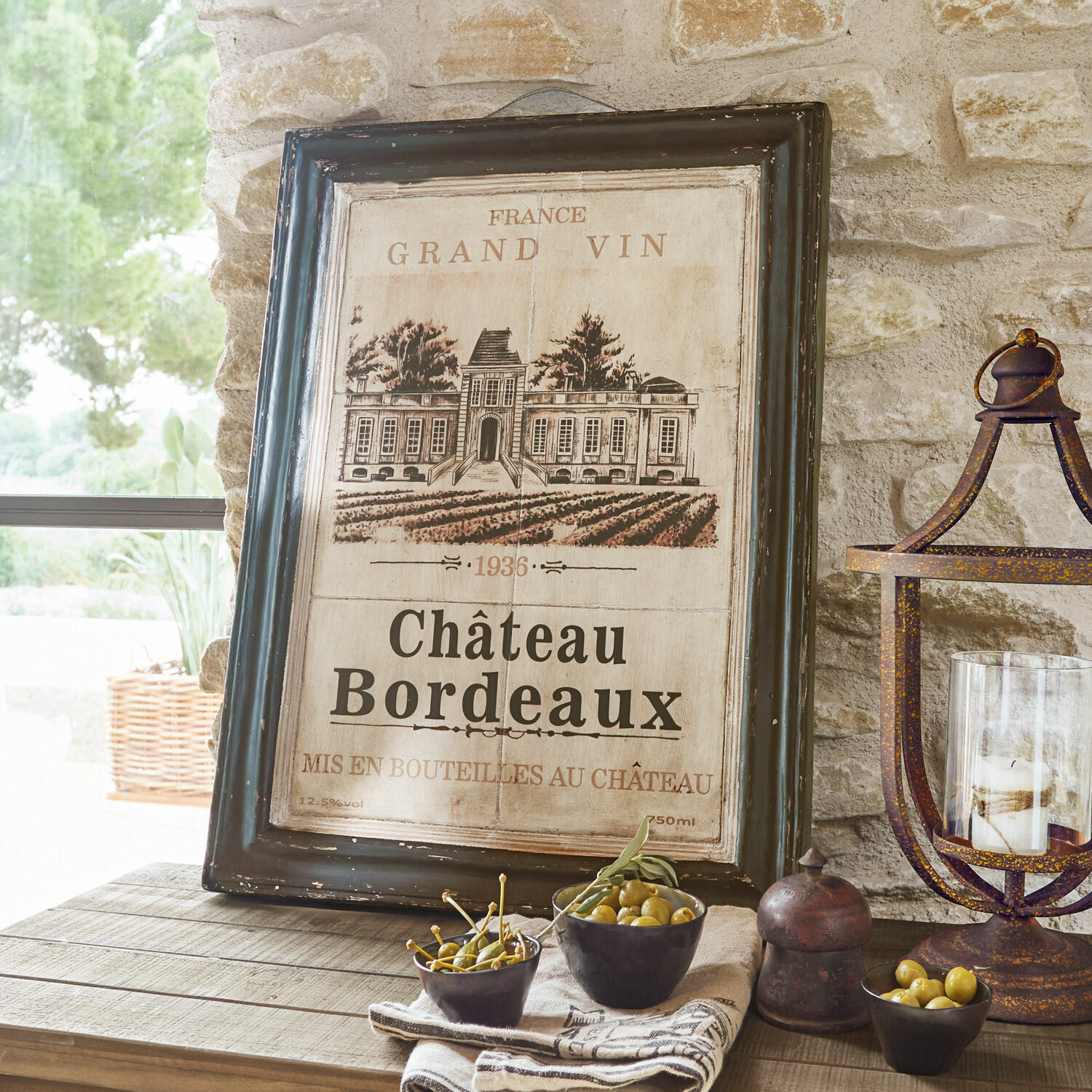 Obraz Château Bordeaux Obraz v černém rámu s motivem Château Bordeaux na béžovém pozadí, vintage nástěnná dekorace