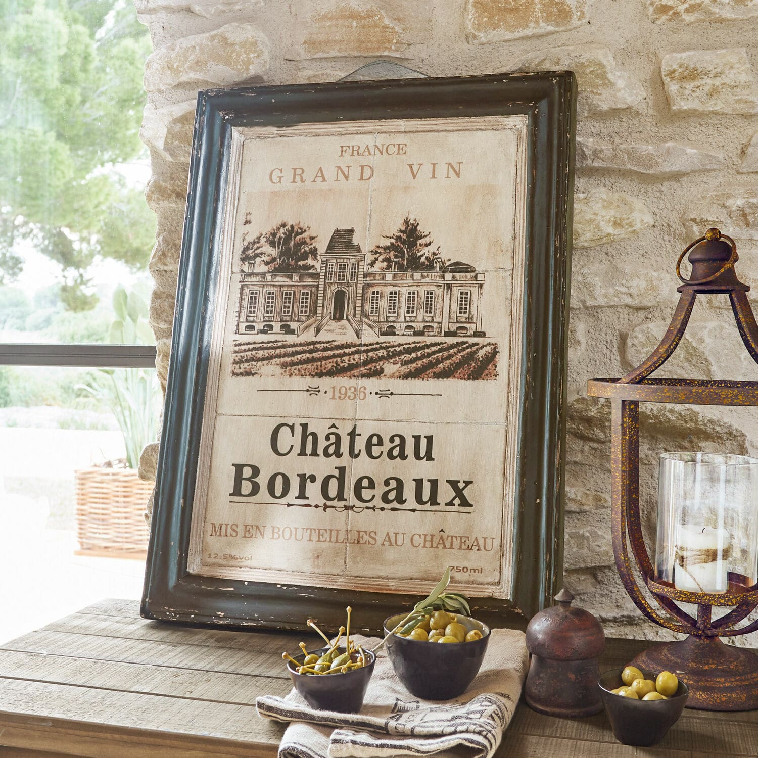 Obraz Château Bordeaux Obraz v černém rámu s motivem Château Bordeaux na béžovém pozadí, vintage nástěnná dekorace
