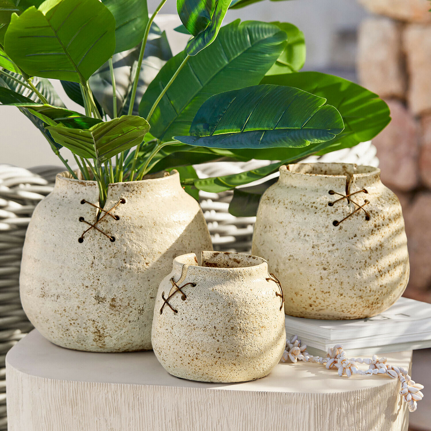 Sada tří krémových keramických váz s ozdobným šněrováním, dekorace do interiéru