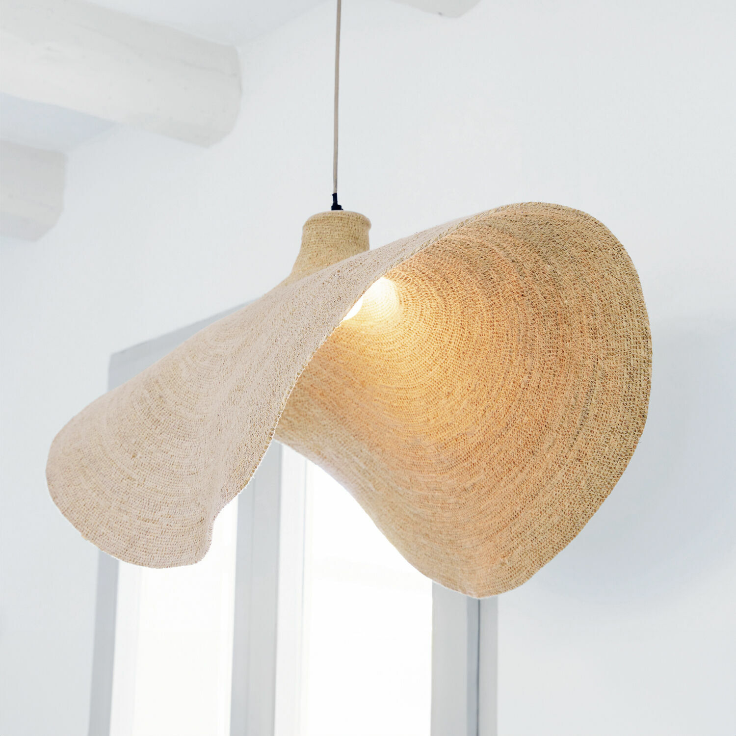 Závěsné svítidlo Thaon Závěsná lampa z přírodního béžového materiálu s vlnitým tvarem pro moderní interiéry