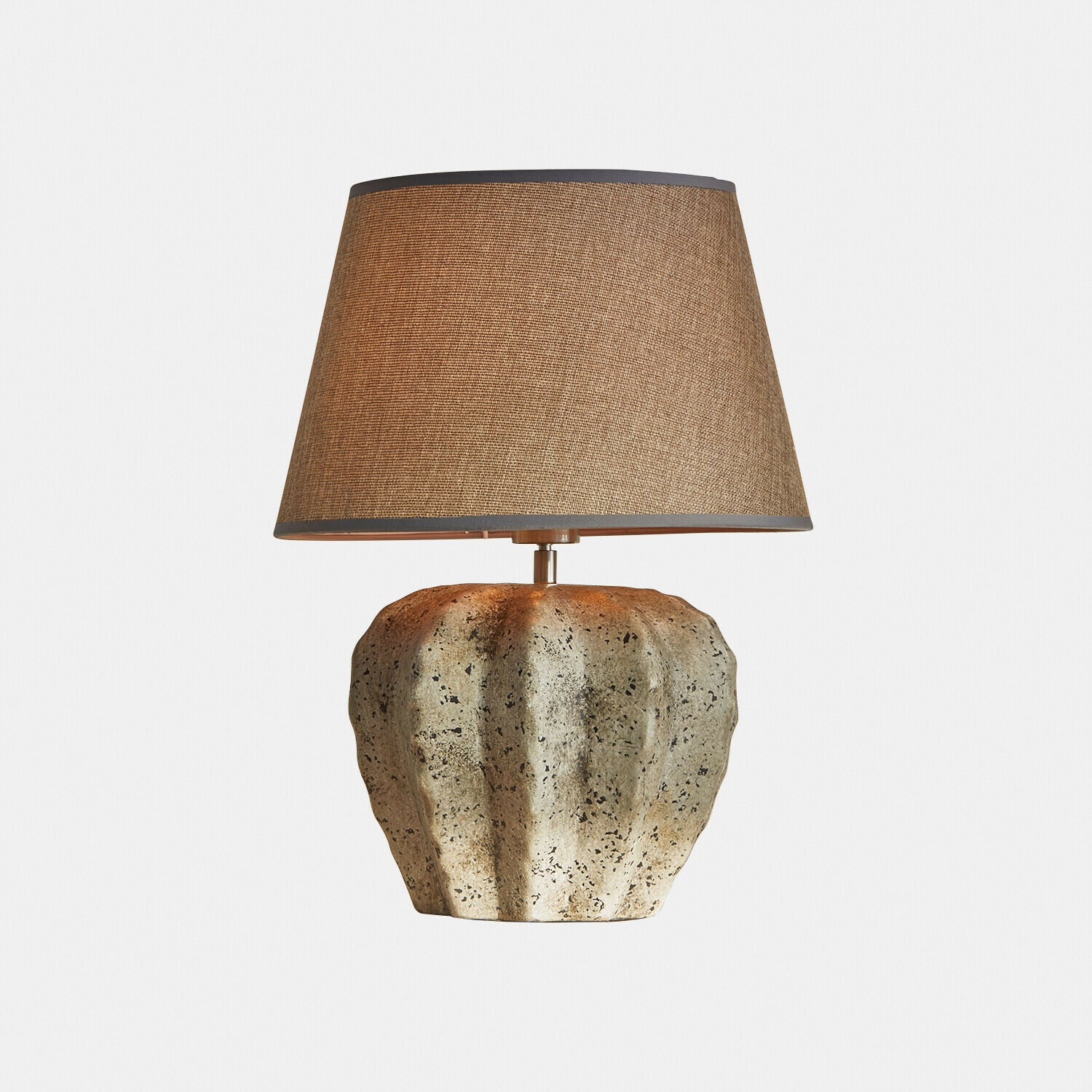 Stolní lampa Émbrisse Stolní lampa s béžovým stínidlem a patinovanou kovovou základnou ve vintage stylu