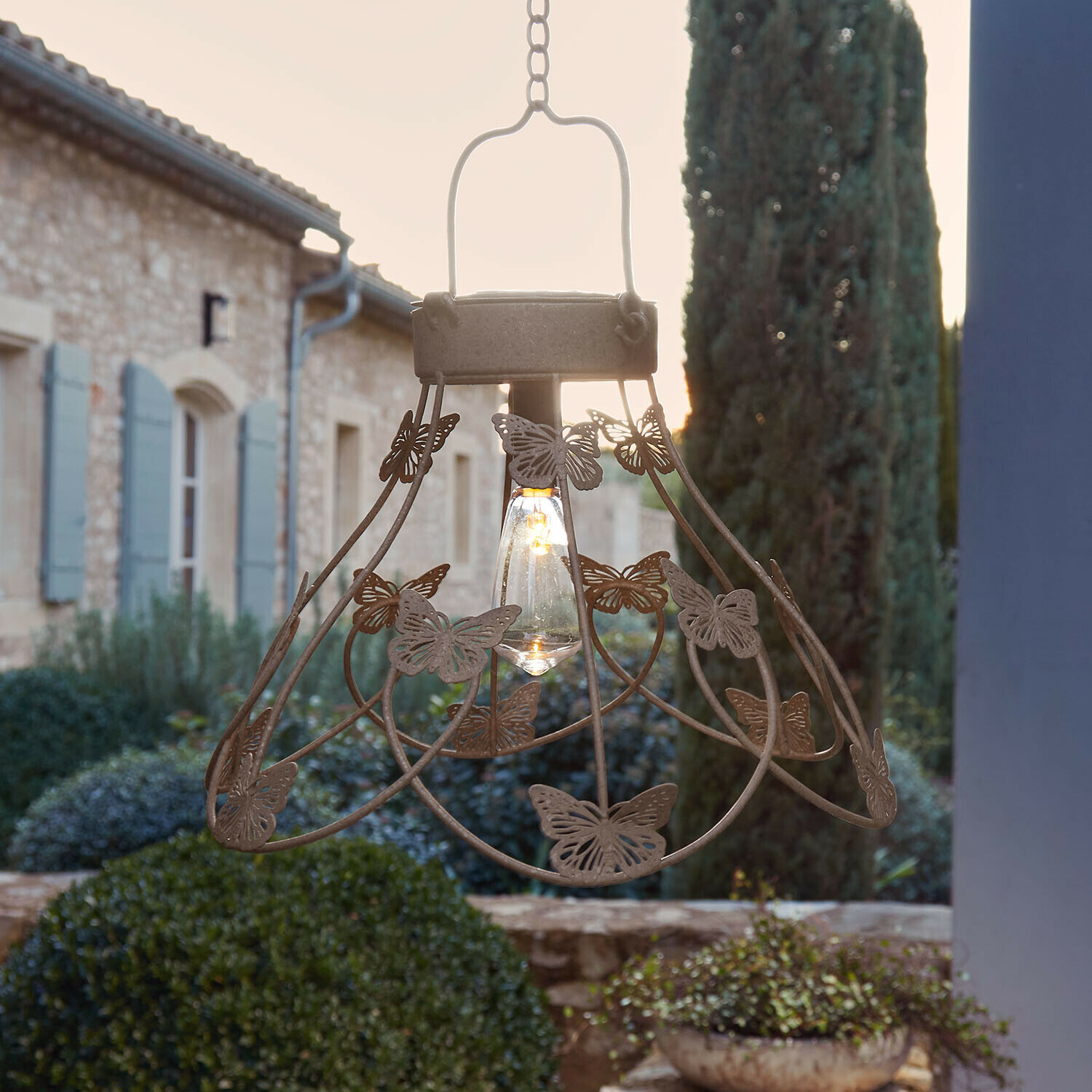 Závěsná kovová lampa s motýly v rezavé barvě, zahradní dekorace s LED žárovkou