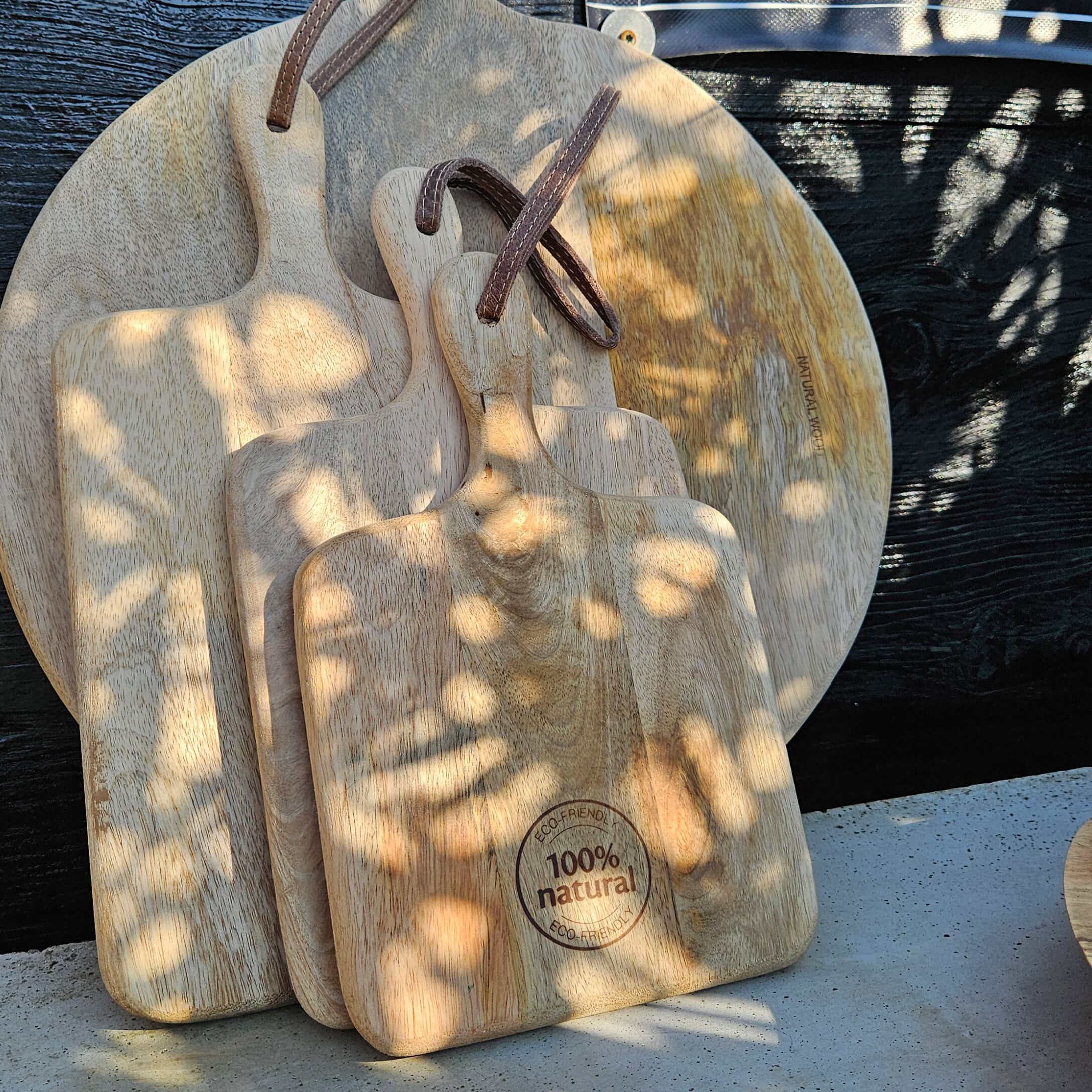 Sada přírodních dřevěných prkének s rukojeťmi a závěsnými šňůrkami, ekologické kuchyňské doplňky