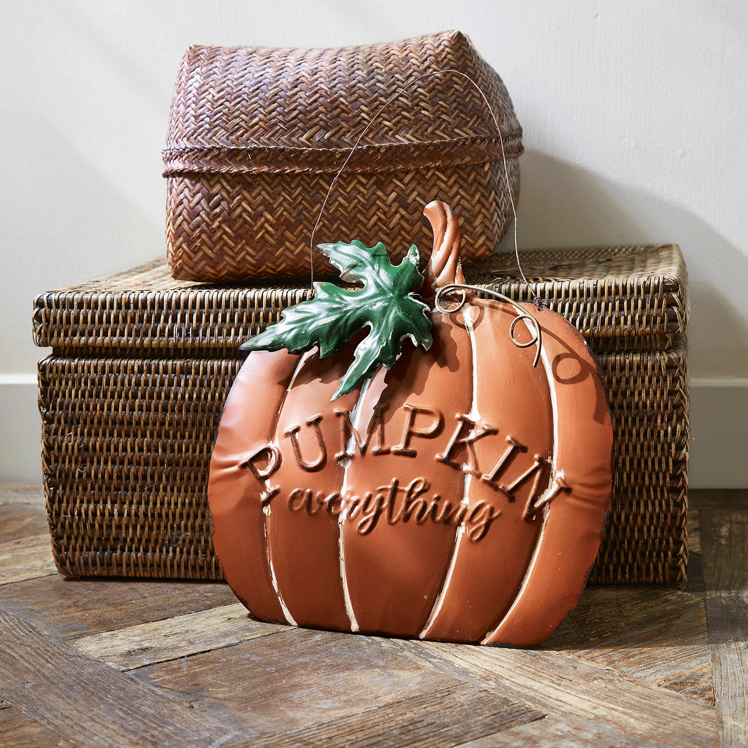 Dekorace – cedulka Vaux Oranžová kovová dekorace dýně se zeleným listem a nápisem Pumpkin Everything