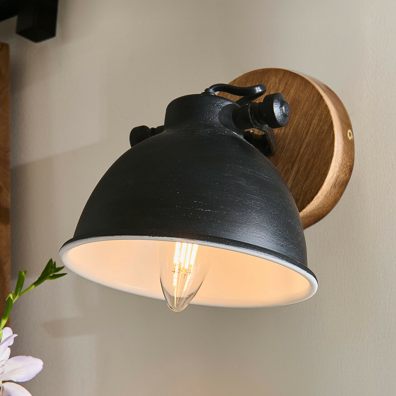 Nástěnná lampa Ballée Černé kovové nástěnné svítidlo s dřevěným držákem a teplým LED světlem v industriálním stylu