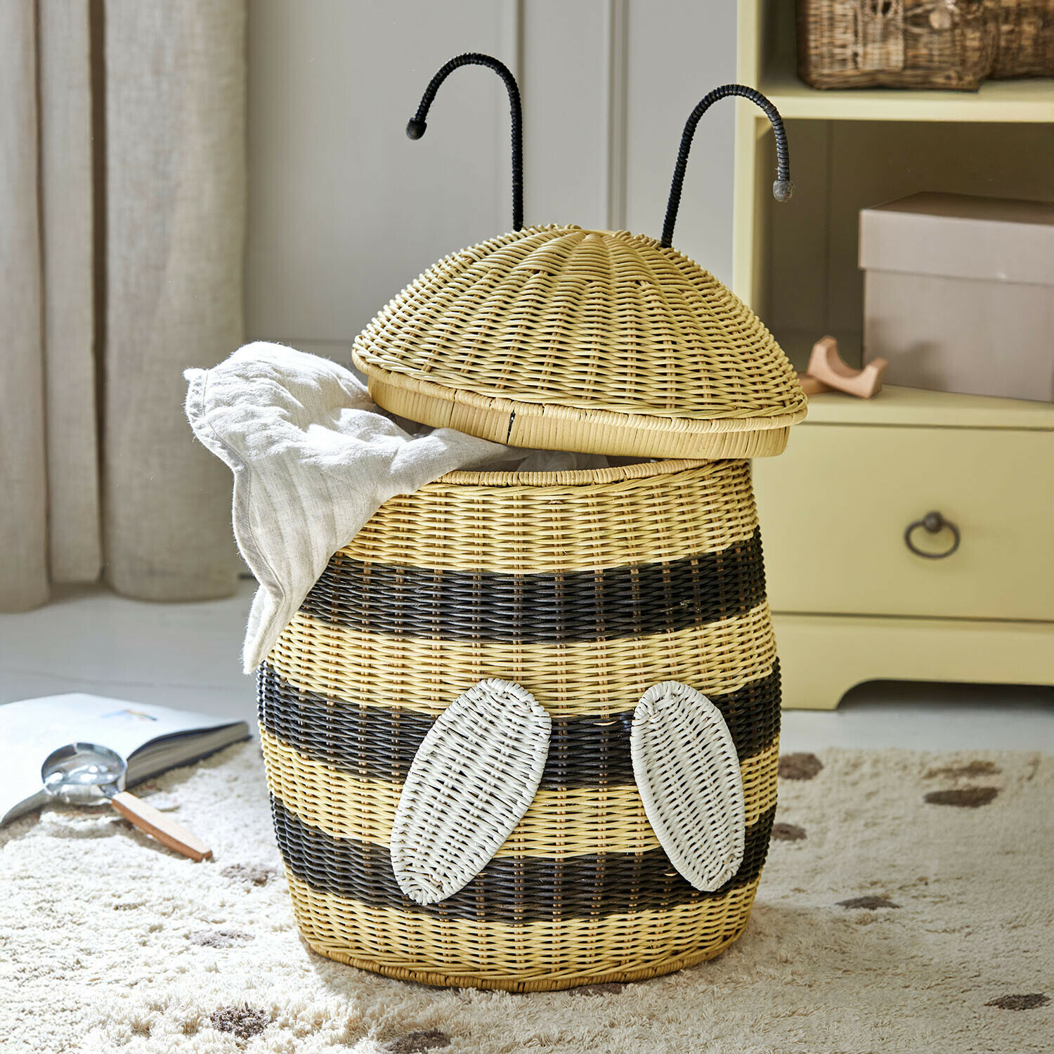 Proutěný koš na prádlo ve tvaru včely s přírodními a černými pruhy pro ukládání oblečení