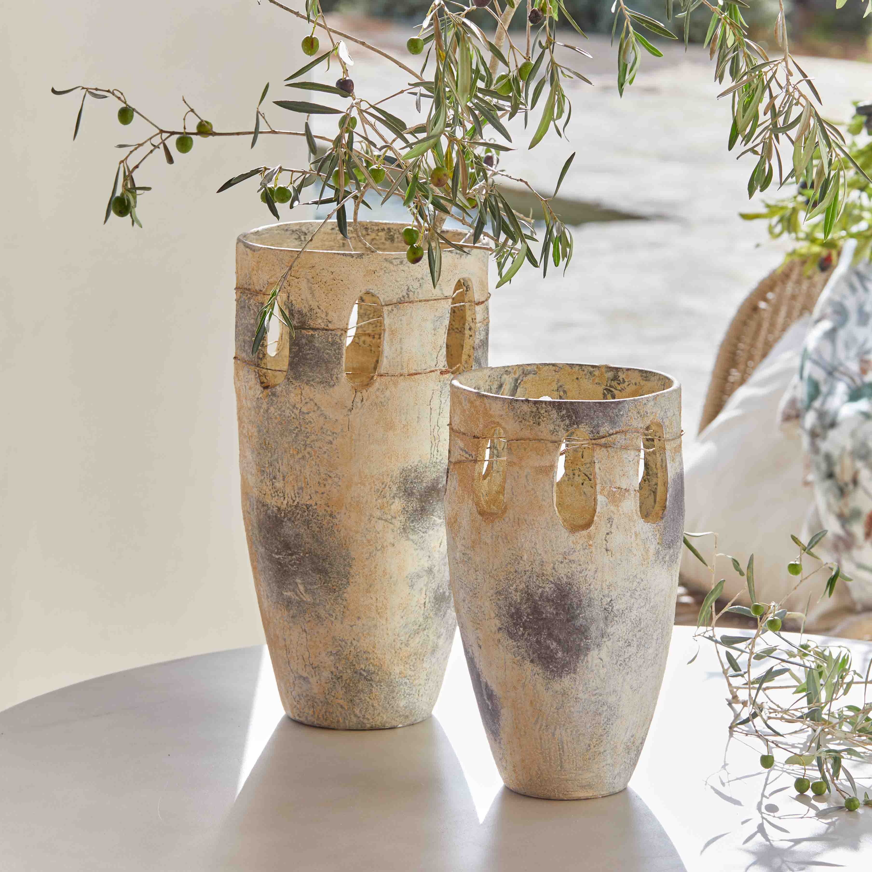 Dvě keramické vázy v béžovo-šedé barvě s oválnými výřezy, dekorace stolu a interiéru