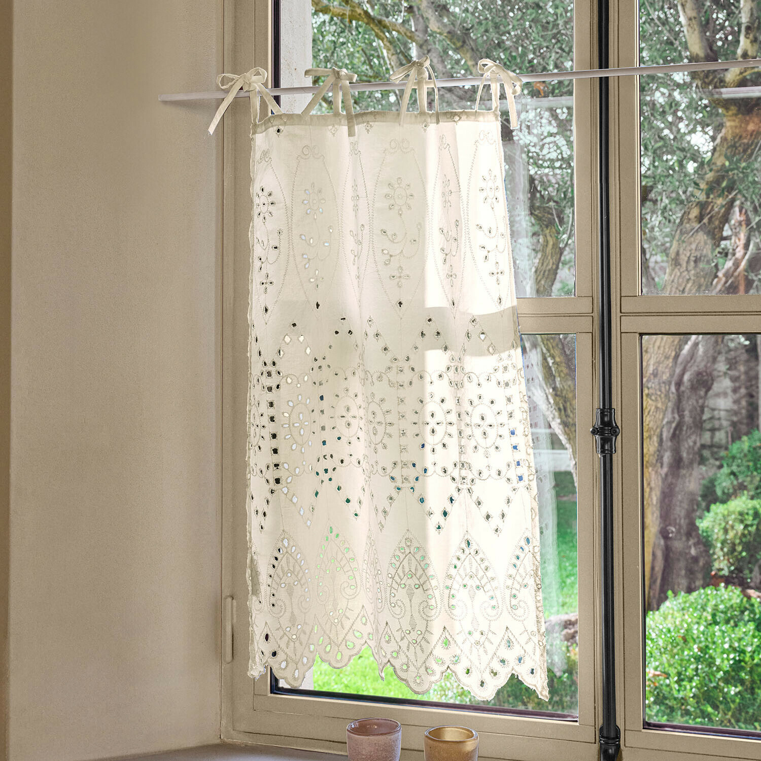Bílá bavlněná záclona s výšivkou a průsvitným vzorem, dekorace okenního prostoru