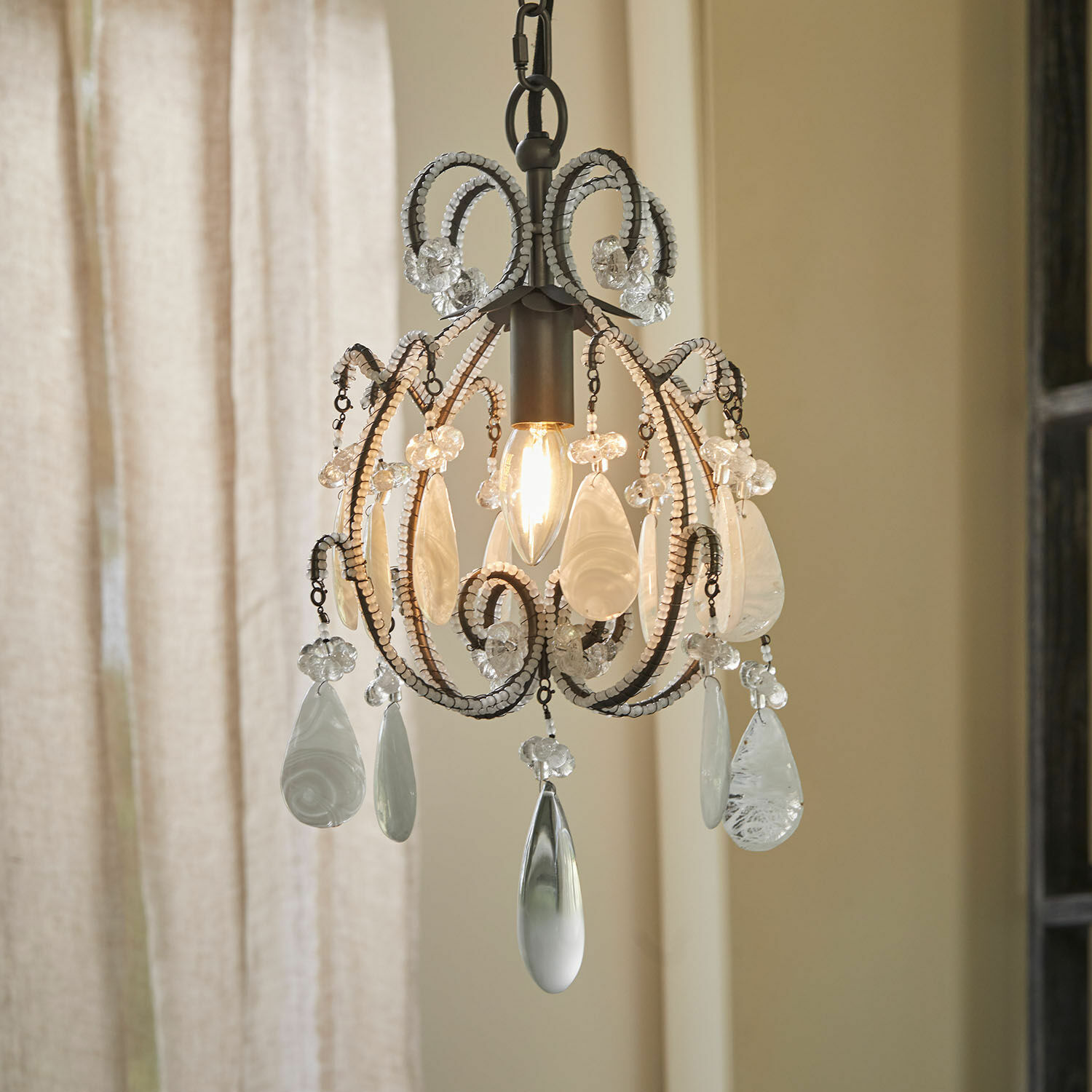 Závěsná lampa Calistron Závěsná lampa s kovovým rámem a průhlednými skleněnými ozdobami ve vintage stylu