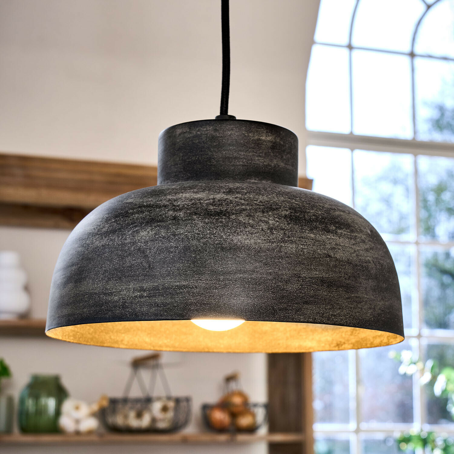 Závěsná lampa Soleil de Minuit Závěsná lampa z černého kovu s teplým světlem, moderní industriální design do obývacího pokoje