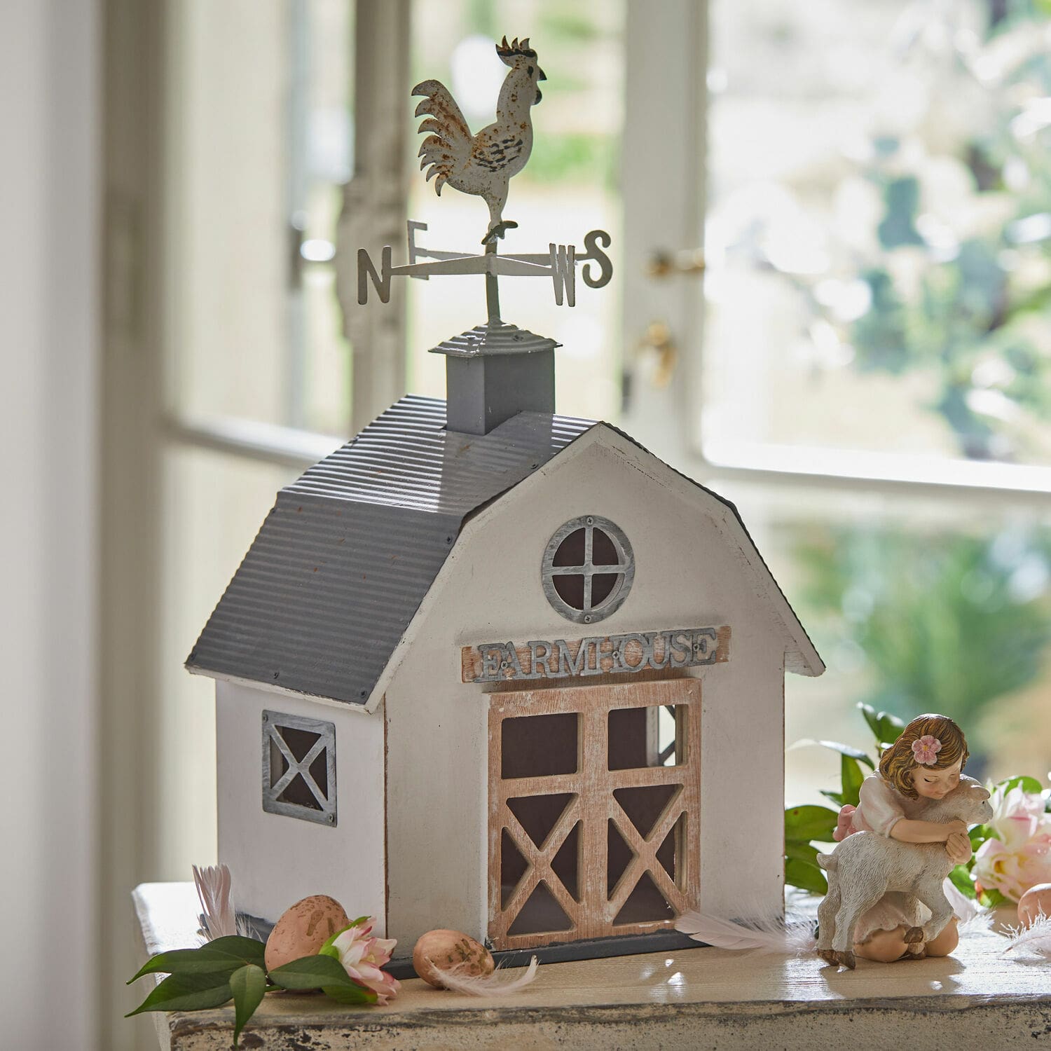 Dekorace – domek Beaujeau Dekorativní bílý kovový domek s kohoutem na střeše a nápisem farmhouse, rustikální dekorace