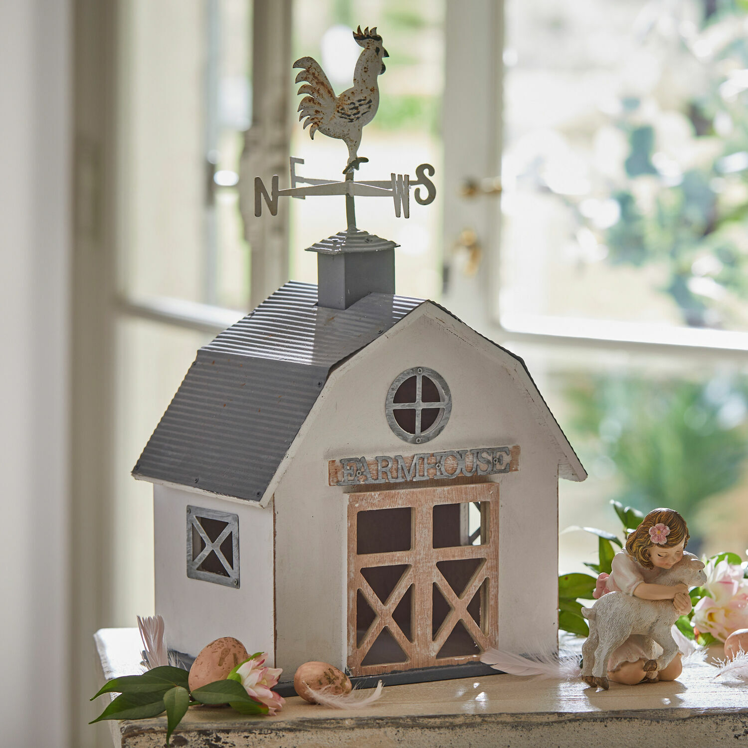Dekorace – domek Beaujeau Dekorativní bílý kovový domek s kohoutem na střeše a nápisem farmhouse, rustikální dekorace