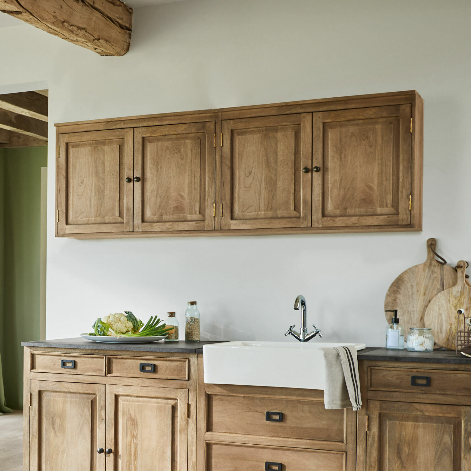 Kuchyně s dřevěnými skříňkami a bílým keramickým dřezem, přírodní dřevo a moderní styl