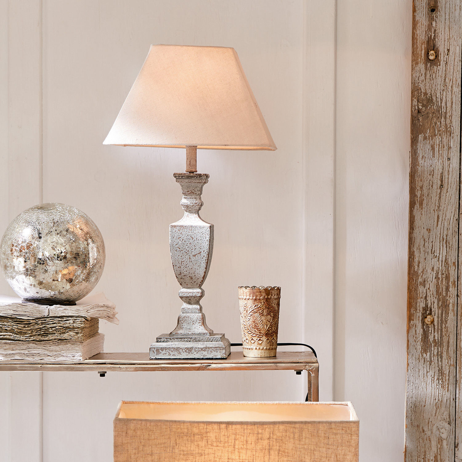 Stolní lampa Gorham Stolní lampa z bílého kovu s béžovým stínidlem ve vintage stylu pro interiérovou dekoraci