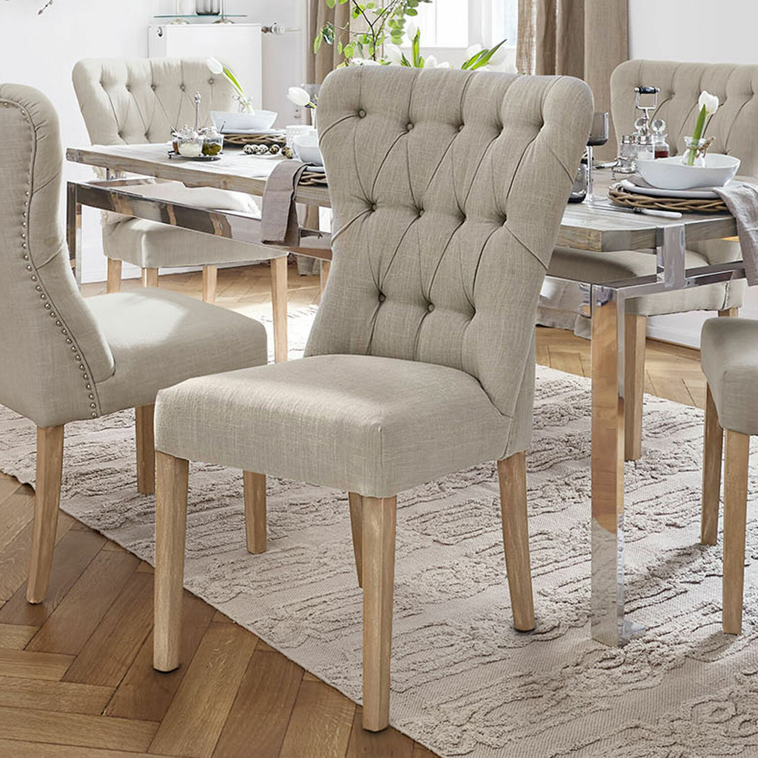 Židle Saint-Laurent Béžová čalouněná židle s dřevěnými nohami v elegantní jídelně s kobercem