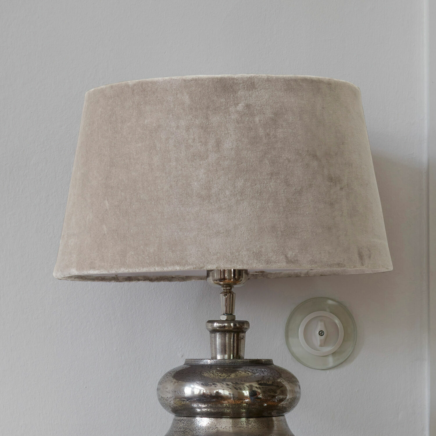 Stínítko lampy Anfor Stolní lampa s kovovým podstavcem a béžovým sametovým stínidlem do obývacího pokoje