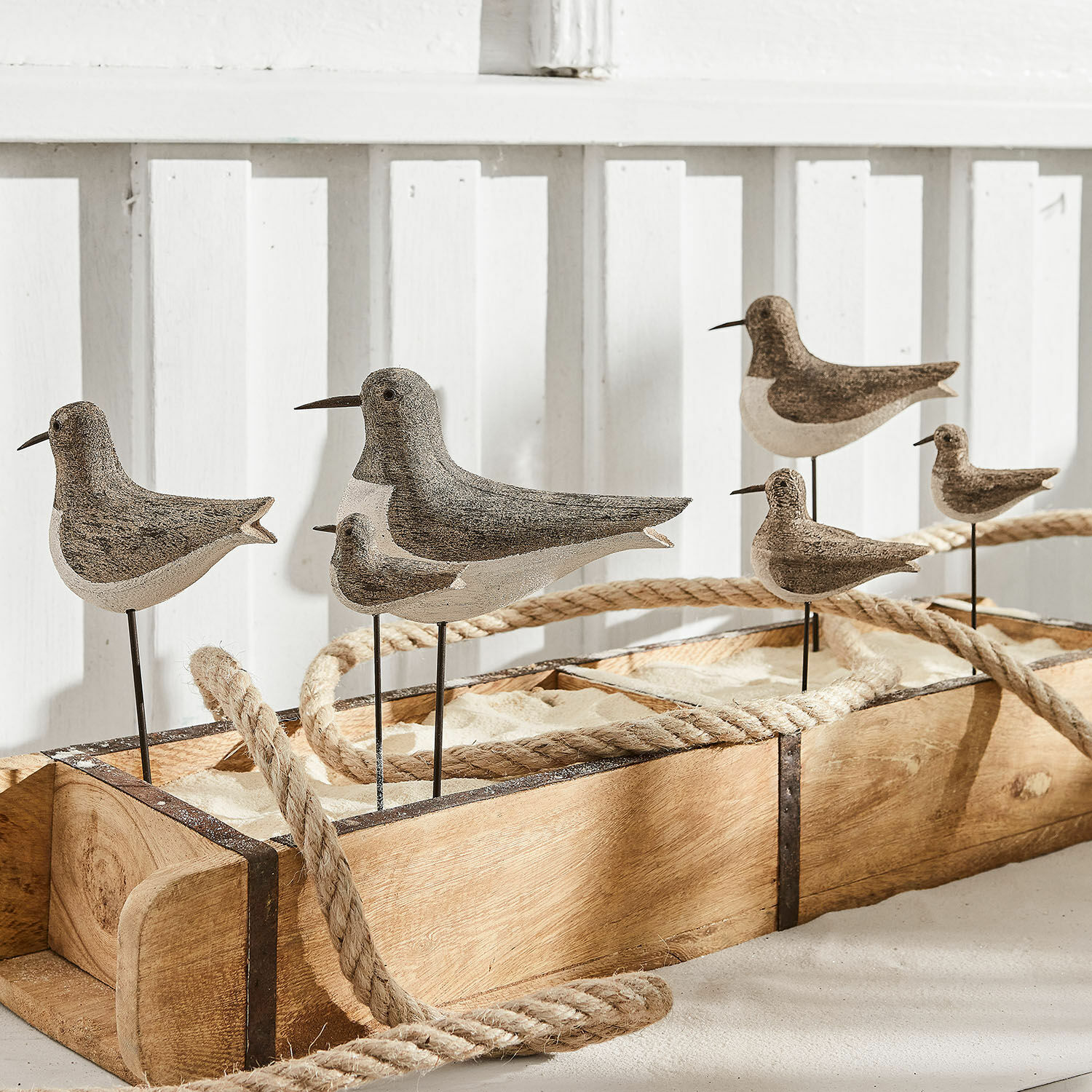 Dekorativní ptáci ze dřeva a kovu v přírodních barvách na dřevěném podstavci s pískem