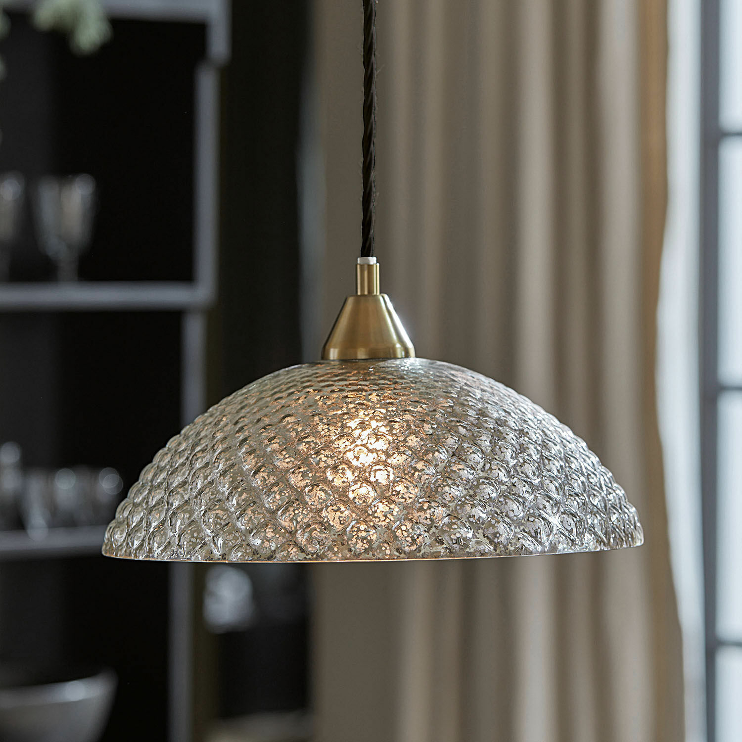 Závěsné svítidlo Lawndale Závěsná lampa z texturovaného skla s mosazným držákem pro moderní interiéry