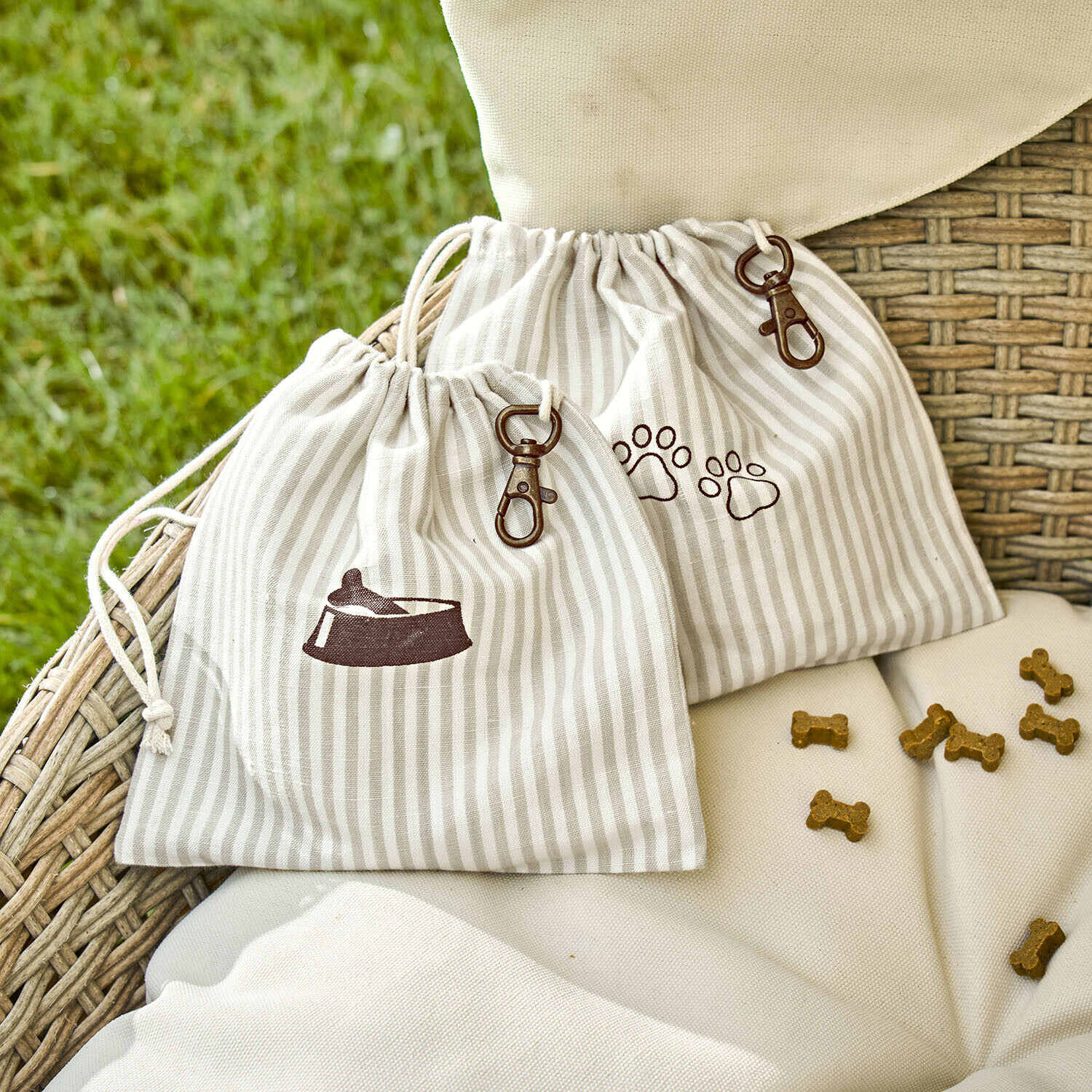 Béžové bavlněné pytlíky s proužky a potiskem misky a tlapek na pamlsky pro psy